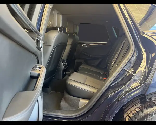 Porsche Macan view 16