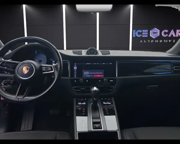 Porsche Macan view 13