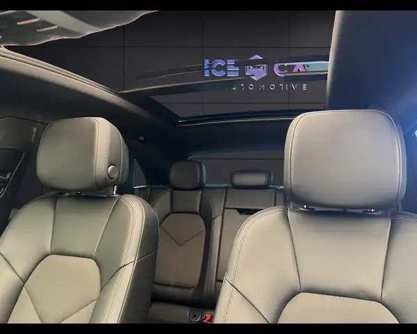 Porsche Macan view 17