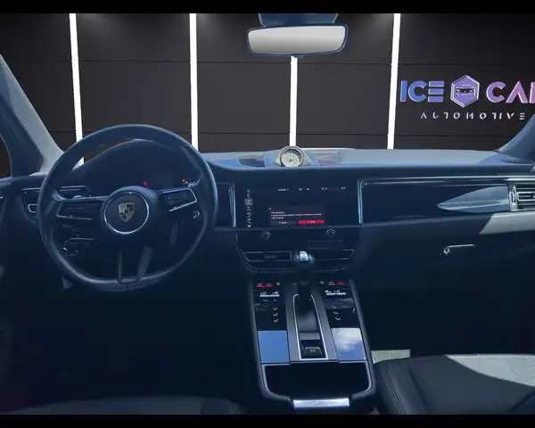 Porsche Macan view 10