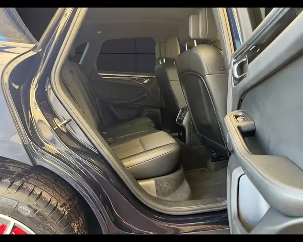Porsche Macan view 20