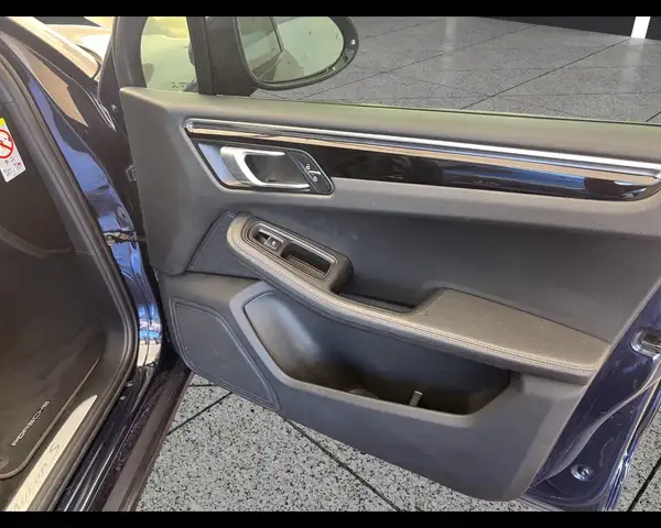 Porsche Macan view 19