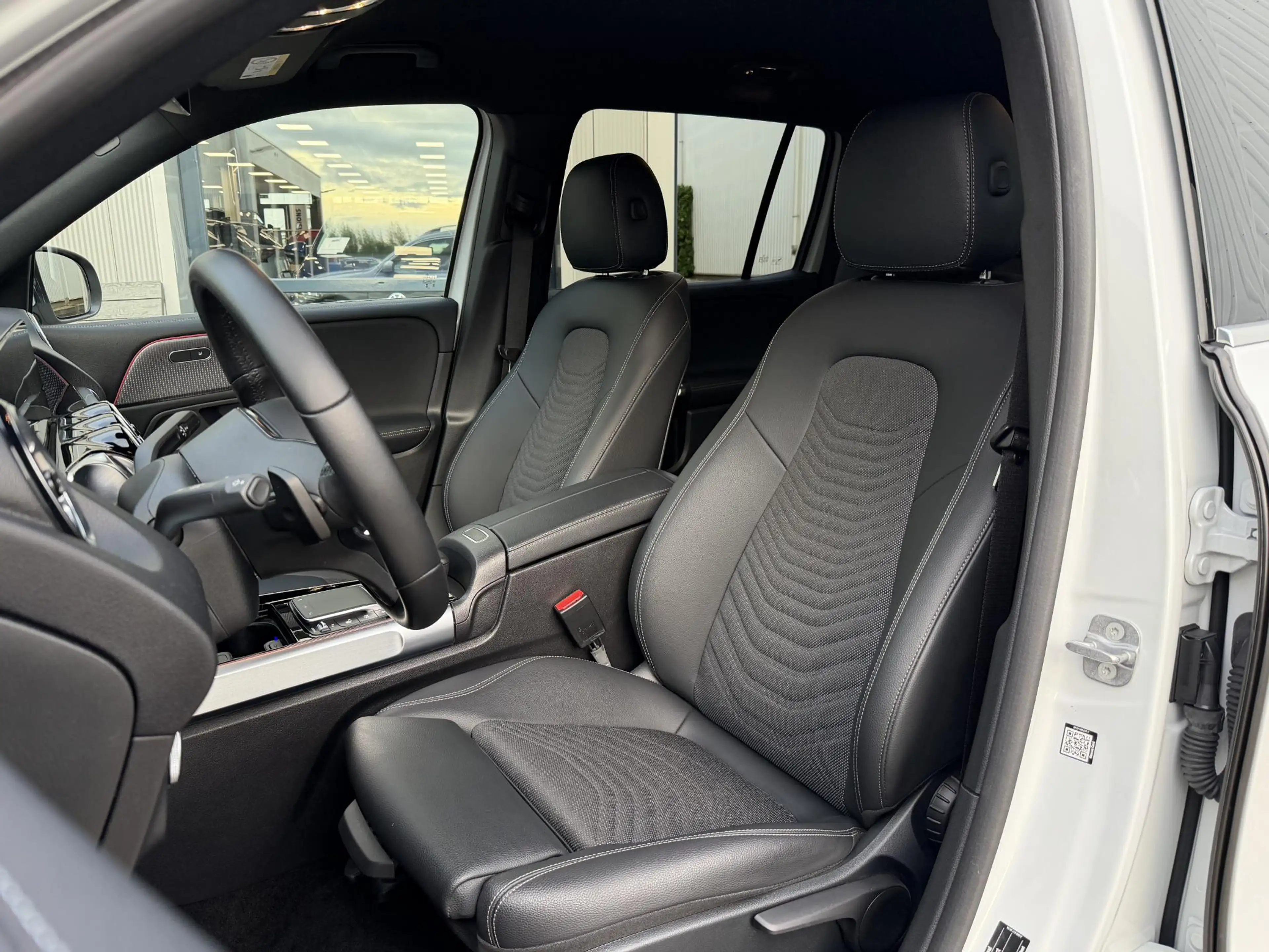 Mercedes-Benz EQB 250 Business Line 67 kWh | NL-Auto/Carplay/Privacy Gla — photo 6
