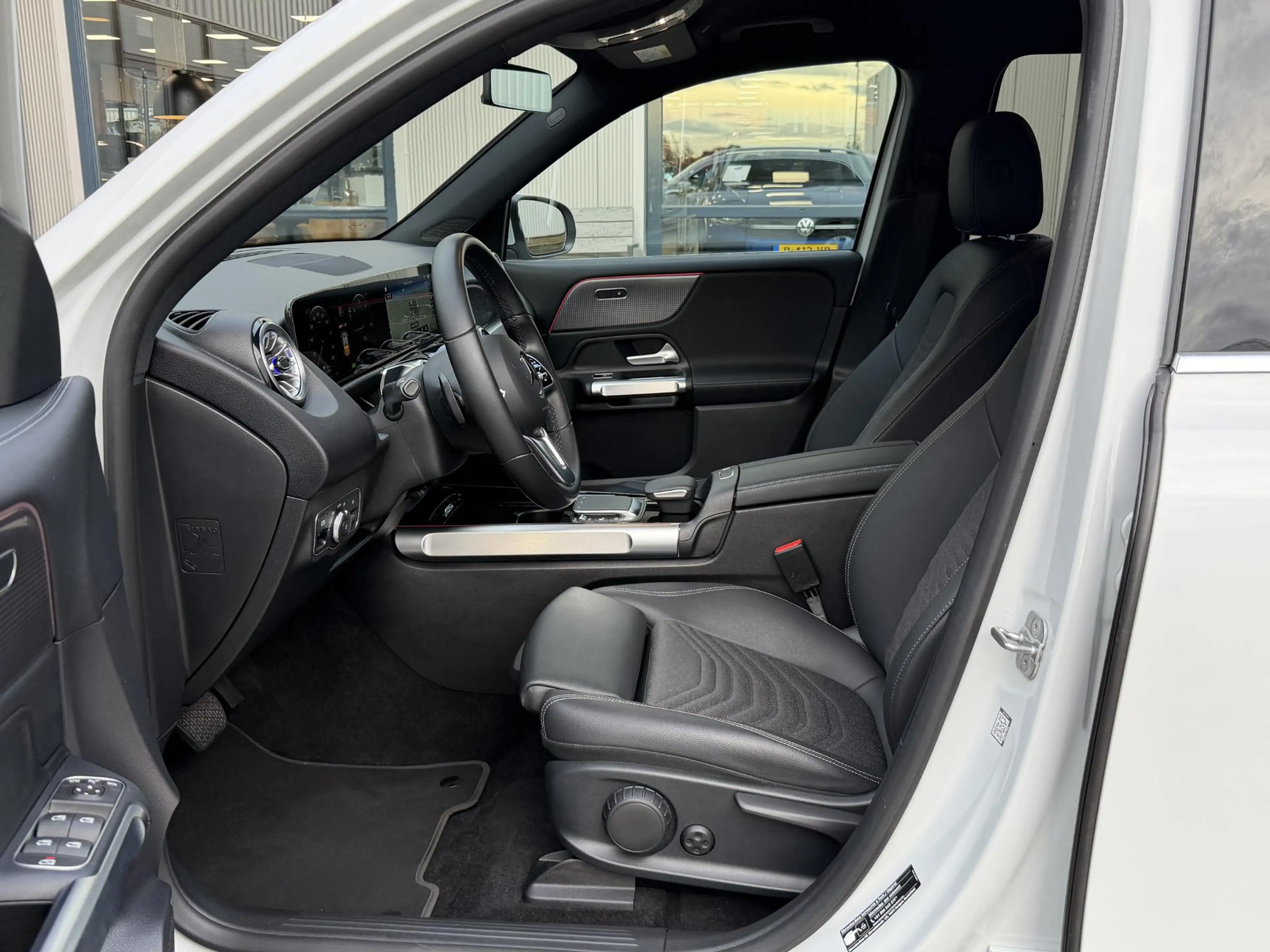 Mercedes-Benz EQB 250 Business Line 67 kWh | NL-Auto/Carplay/Privacy Gla — photo 38