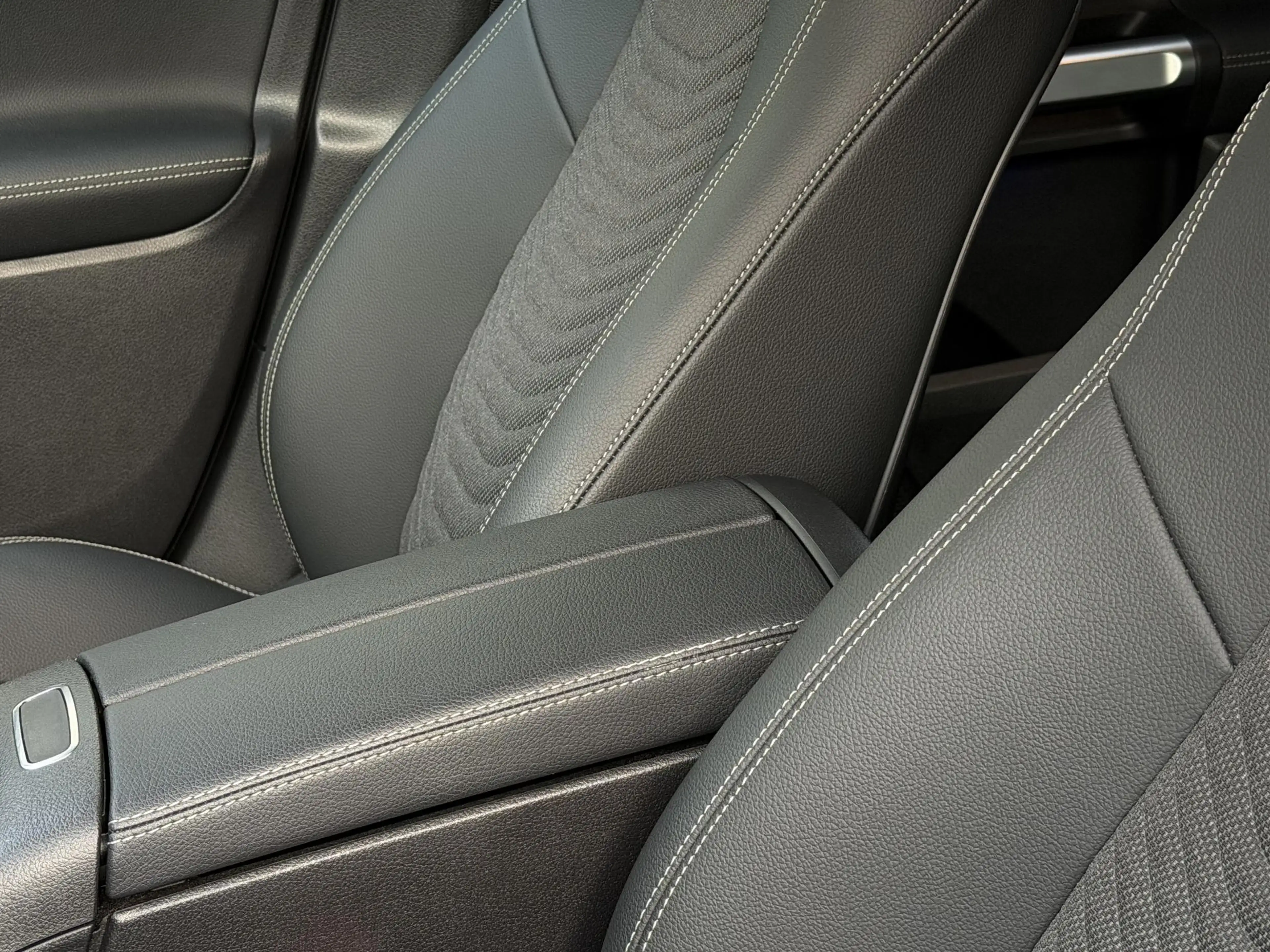 Mercedes-Benz EQB 250 Business Line 67 kWh | NL-Auto/Carplay/Privacy Gla — photo 12