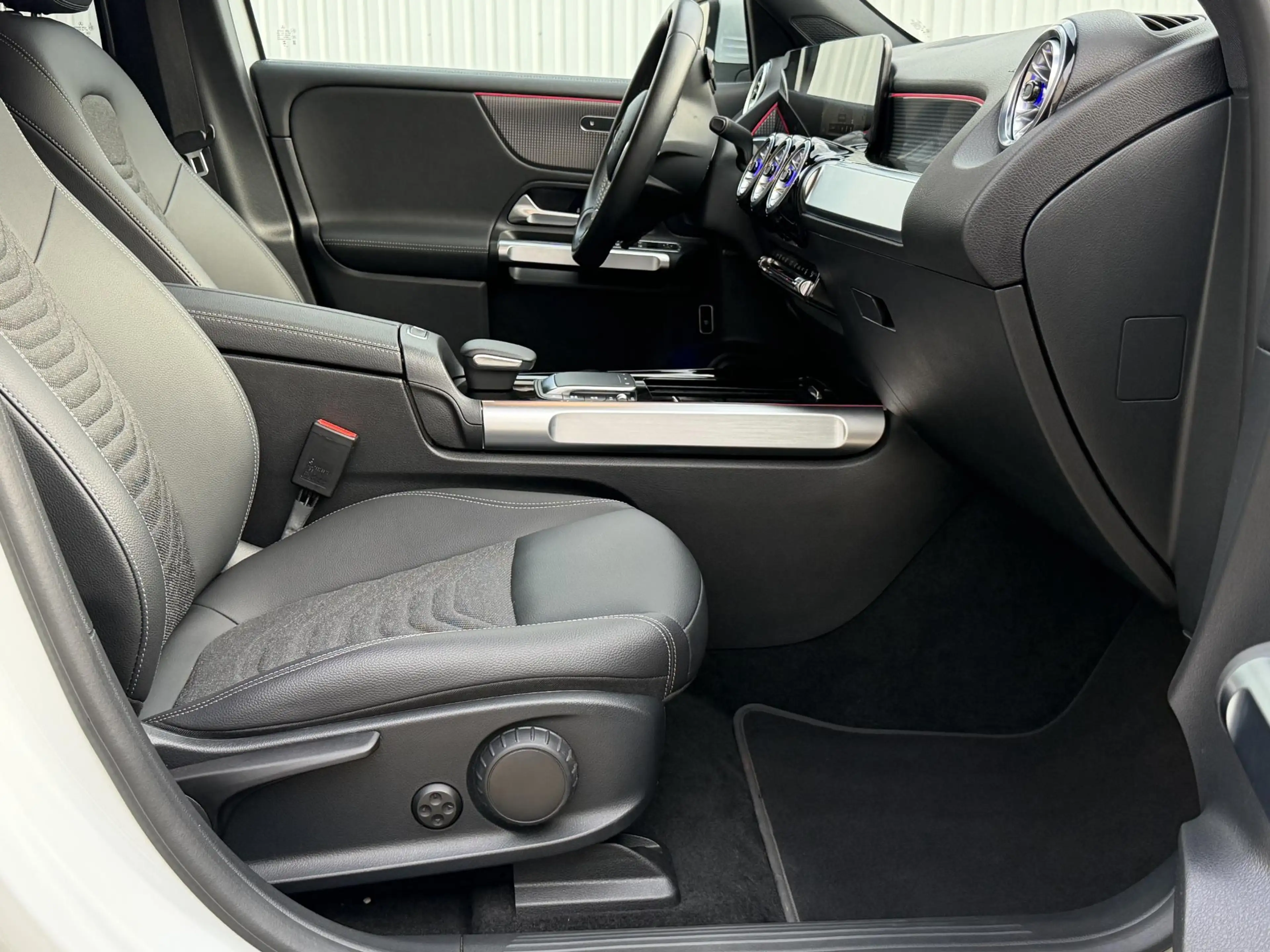 Mercedes-Benz EQB 250 Business Line 67 kWh | NL-Auto/Carplay/Privacy Gla — photo 23