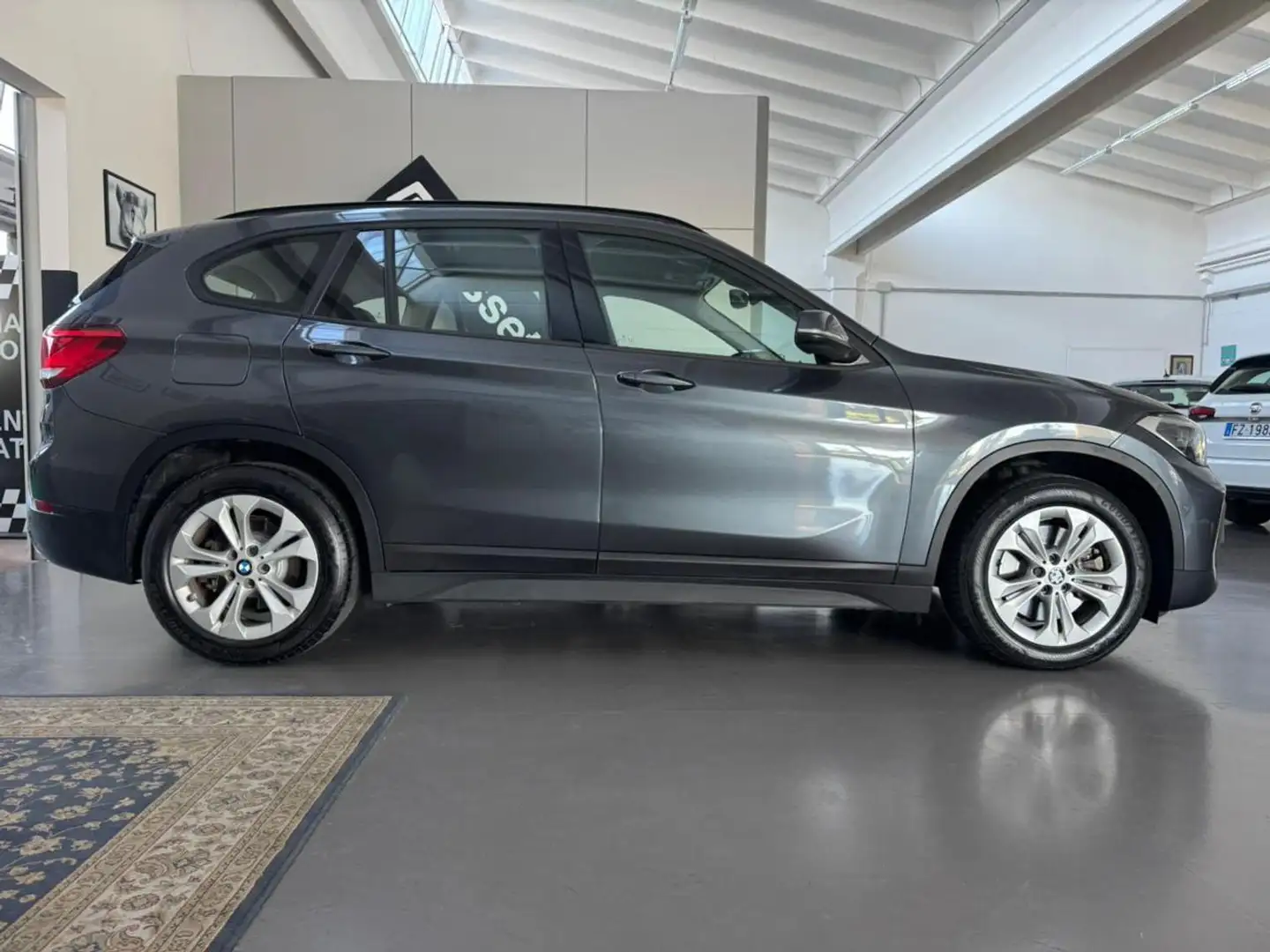 BMW X1 xDrive25e Business Advantage Gris - 2