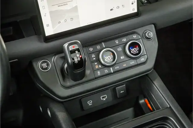 Land Rover Defender view 19