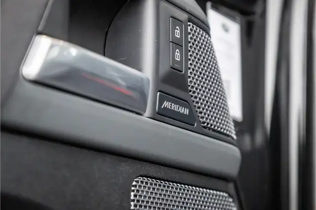 Land Rover Defender view 27