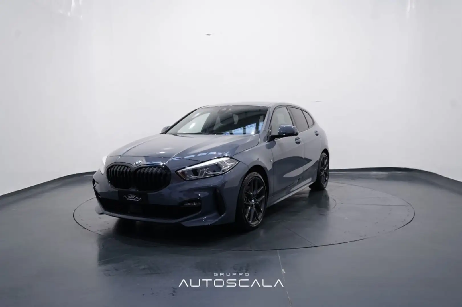 BMW 116 d Cambio Autom. 5p. Msport Grau - 1