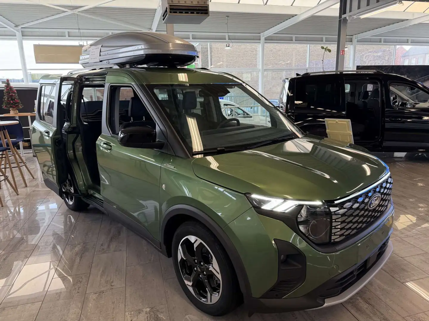 Ford Tourneo Courier BEV 43 kWh Active Grün - 1