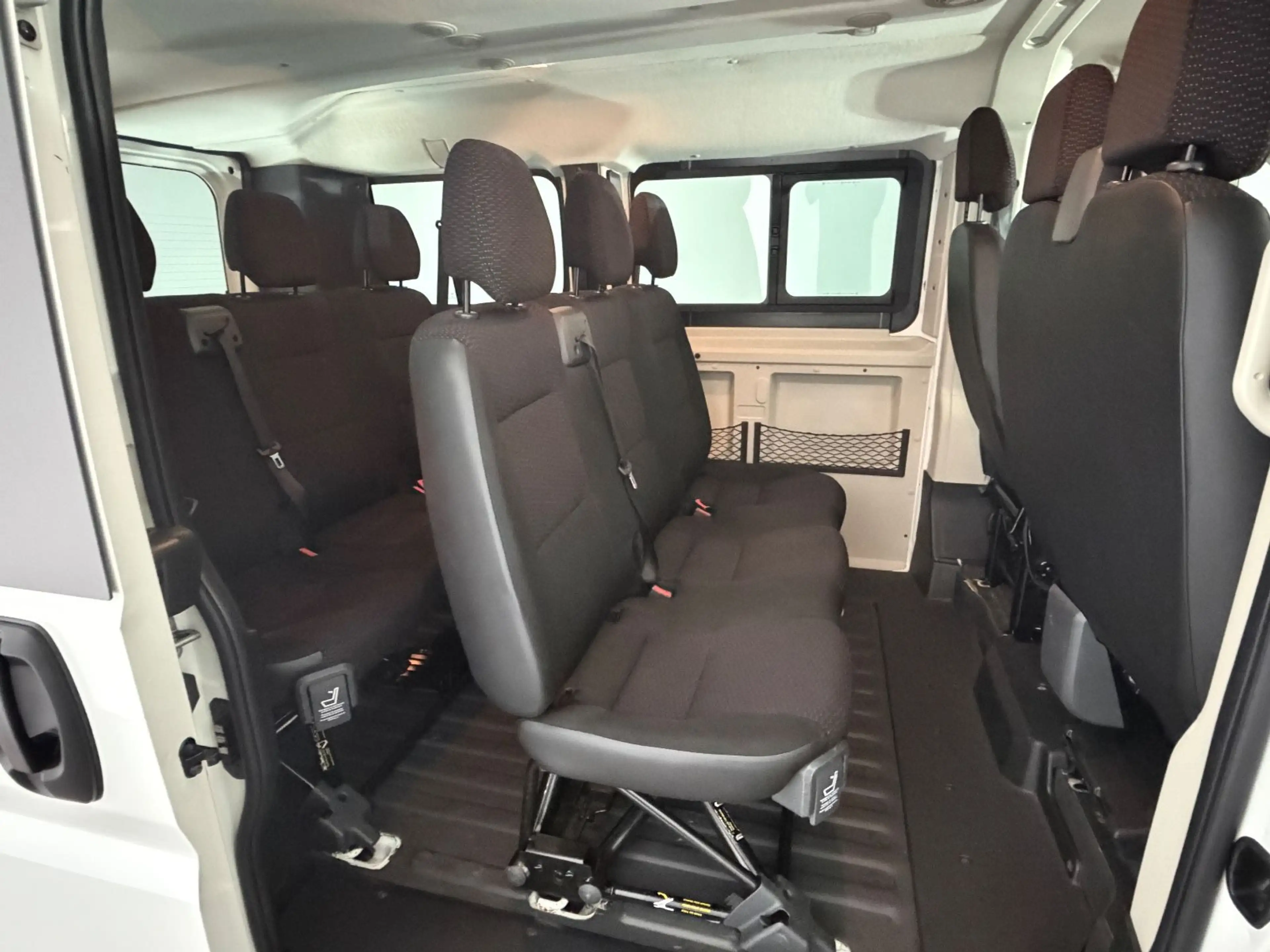 Peugeot Boxer Kombi 330 L1H1 Active/1.HD/NAVI/AHK/PDC/ — photo 8