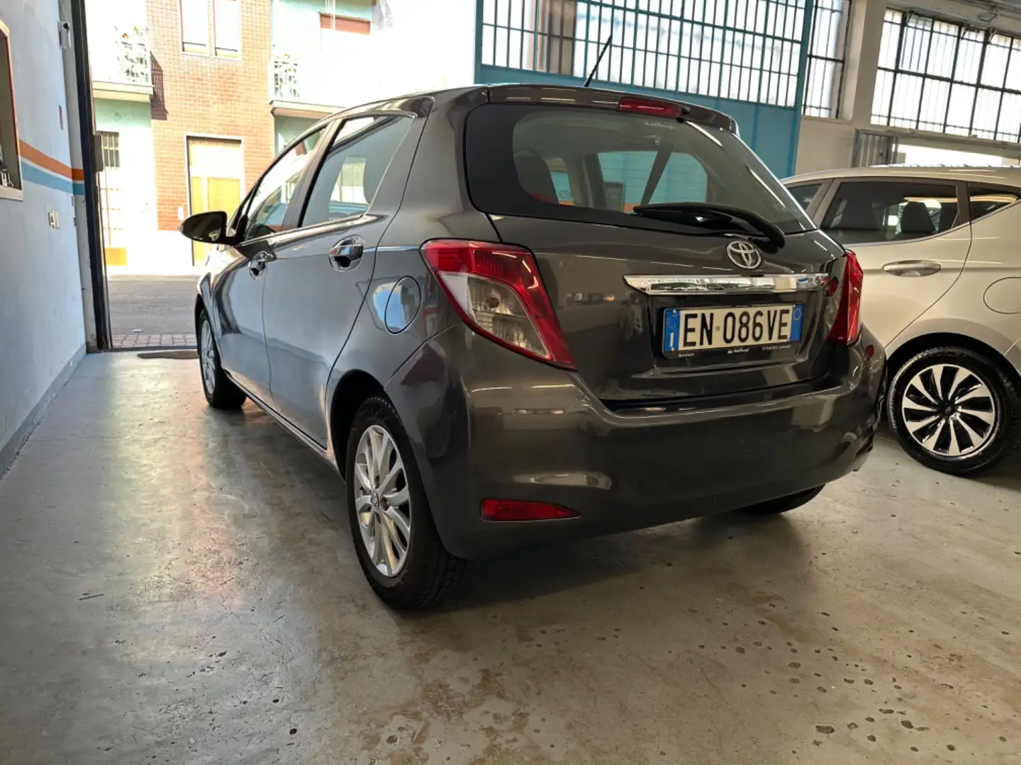 Toyota Yaris 1.3 5 porte Active - Navy - Autonavigli Grigio - 2