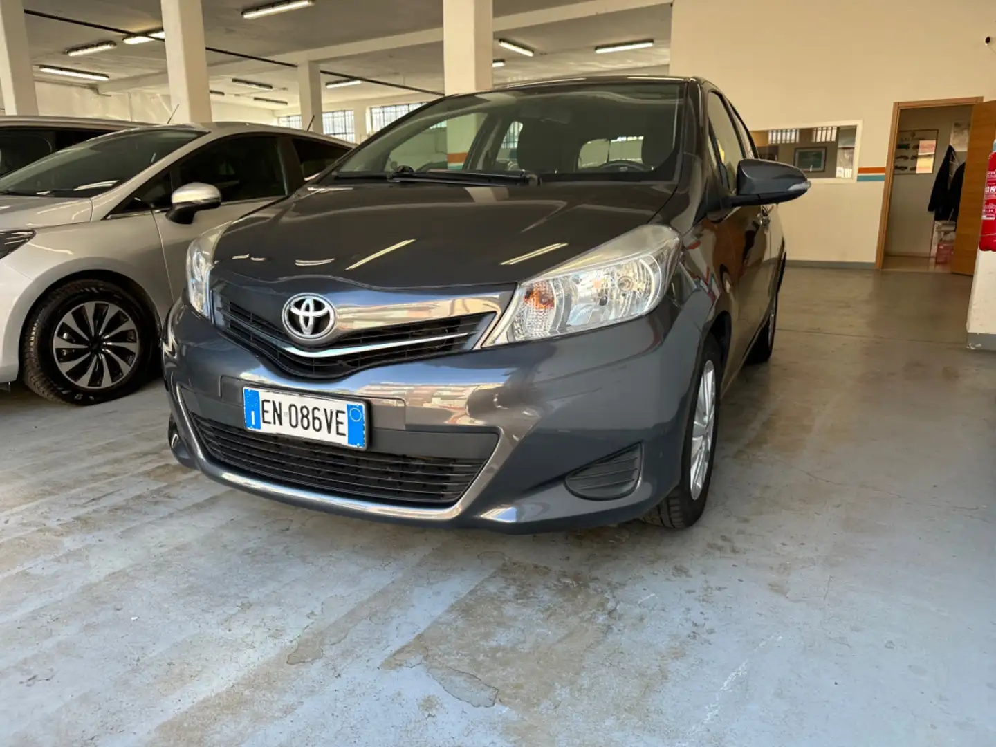 Toyota Yaris 1.3 5 porte Active - Navy - Autonavigli Grigio - 1