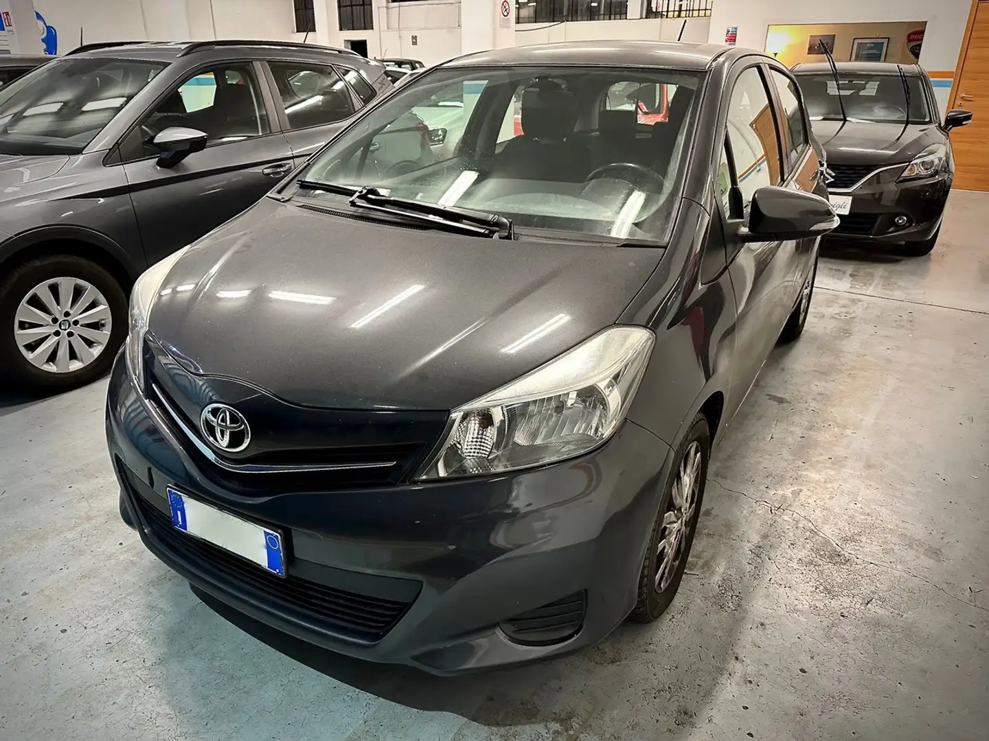 Toyota Yaris 1.3 5 porte Active - Navy - Autonavigli Grijs - 1
