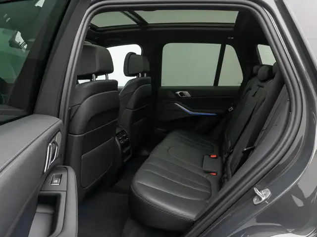 BMW X5 M view 25