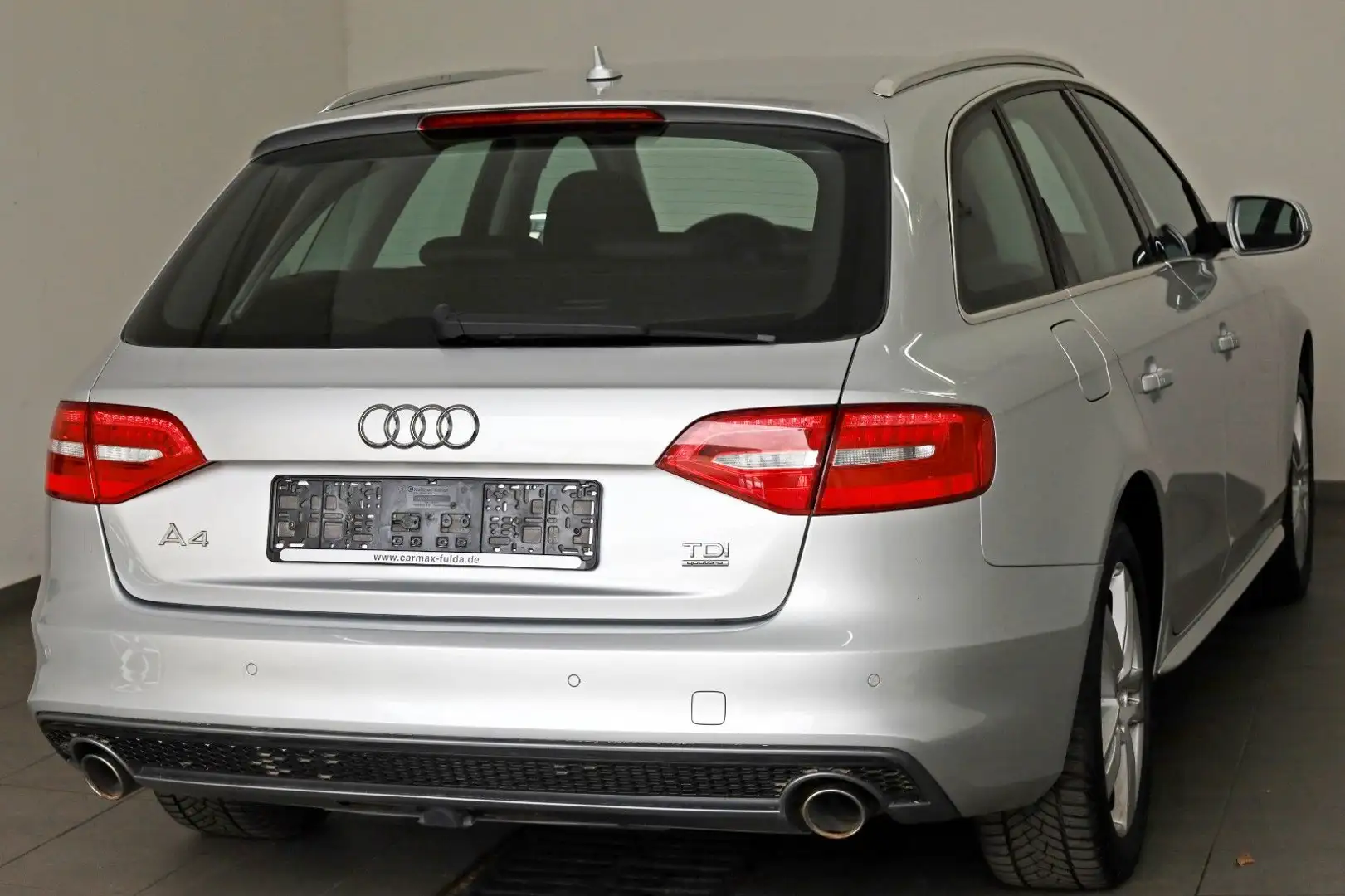 Audi A4 Avant S Line quattro Navi,Xenon,SH,PDC,AHK Stříbrná - 2