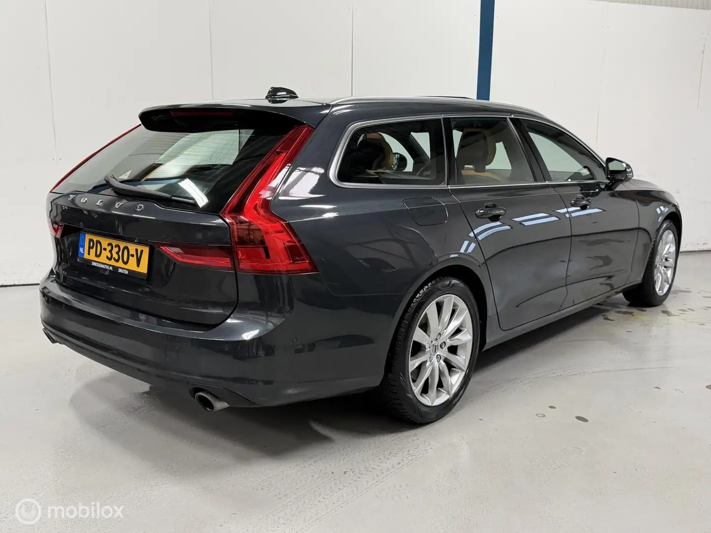 Volvo V90 2.0 T5 Momentum PANO/HUD/360/LEER/CARPLAY Grau - 2