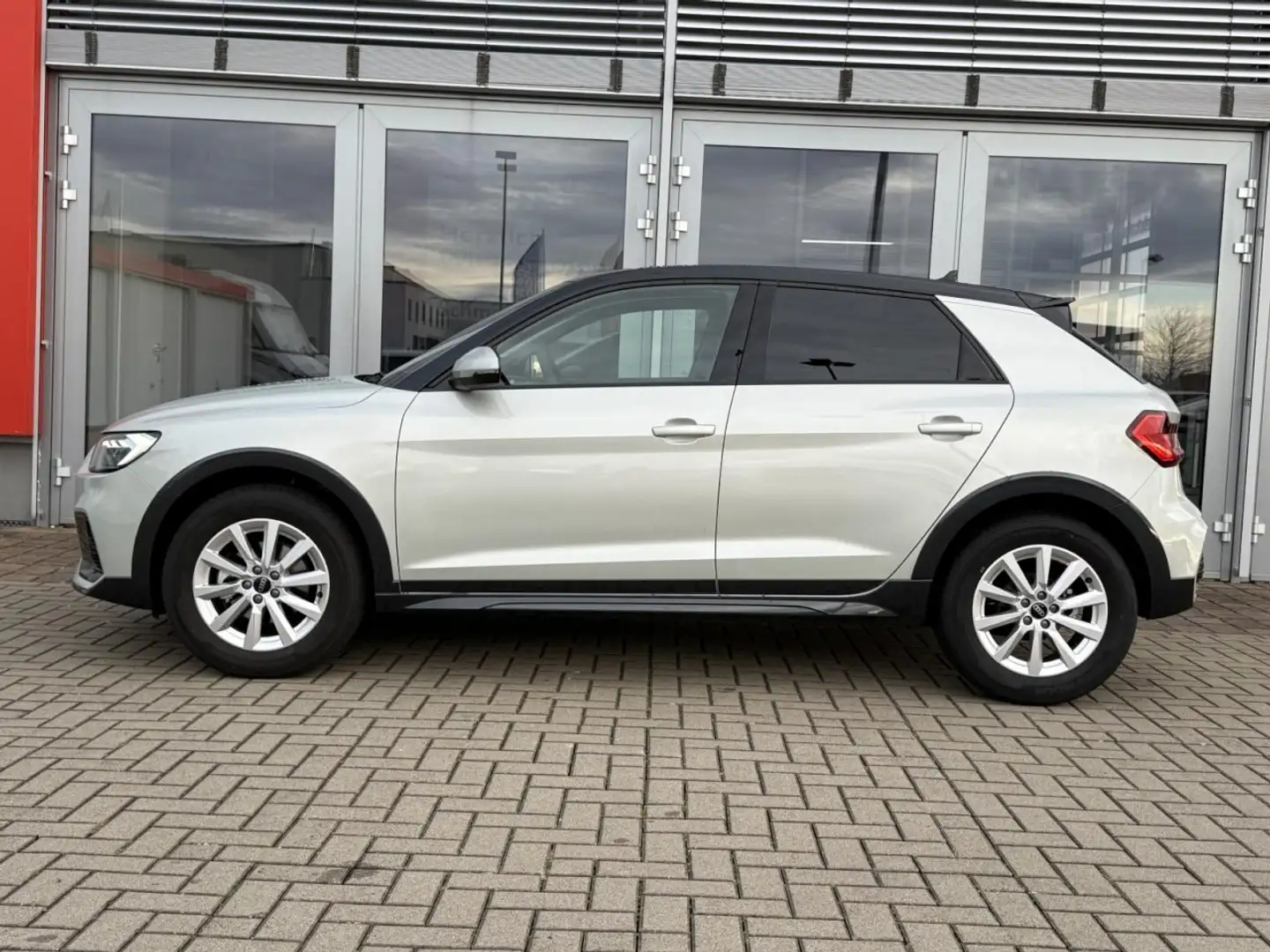 Audi A1 allstreet 1.0 TFSI S-tronic LEDER, OPTIK, LED Silber - 2
