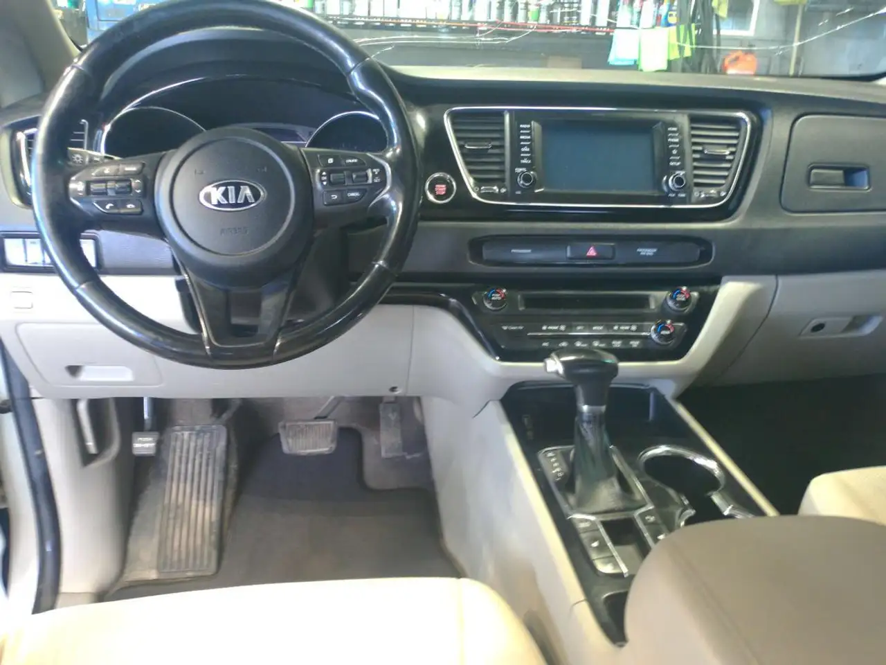 Kia Sedona снимка Kia Sedona