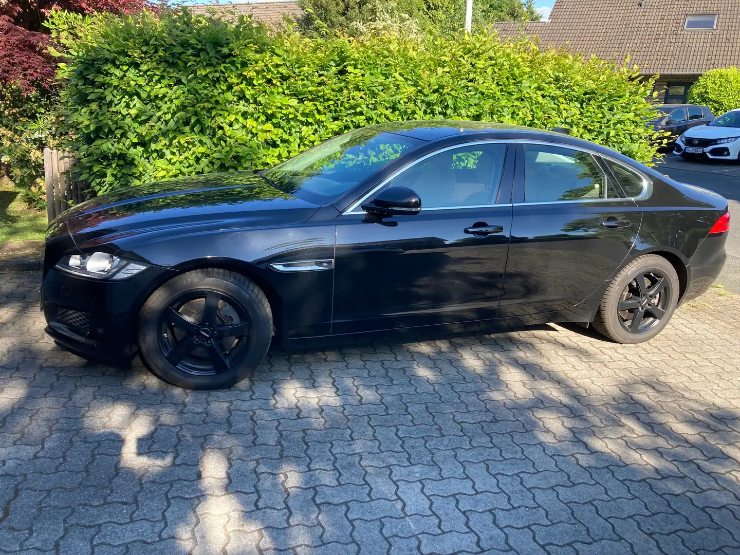 Jaguar XF XF 20d AWD Aut. Pure Schwarz - 2