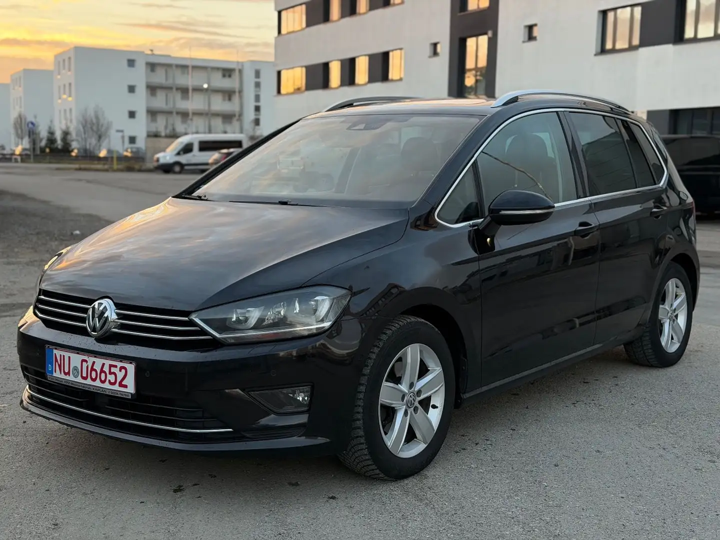 Volkswagen Golf Sportsvan 2.0 TDI Highline DSG Xenon Pano Schwarz - 1