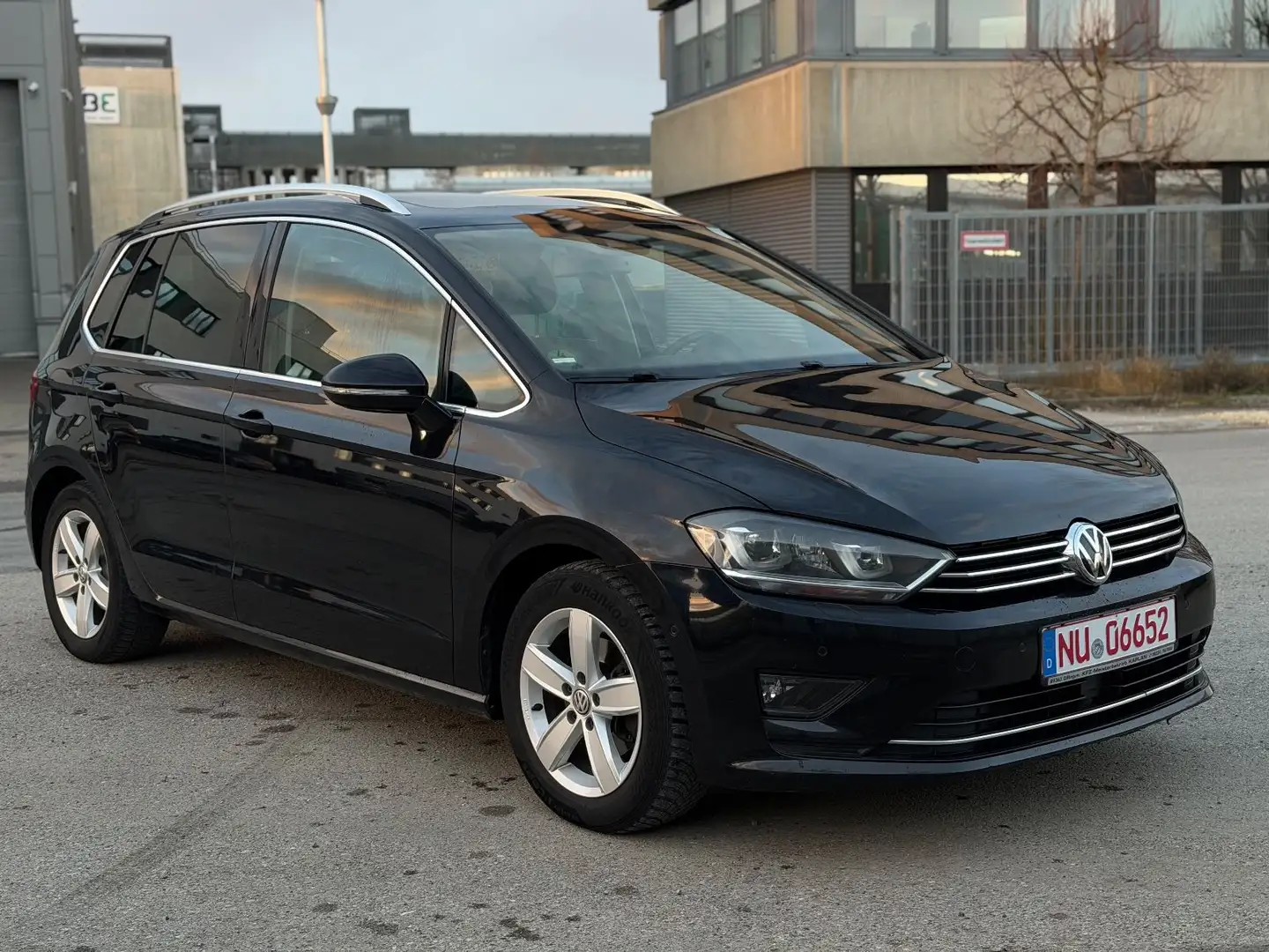 Volkswagen Golf Sportsvan 2.0 TDI Highline DSG Xenon Pano Schwarz - 2