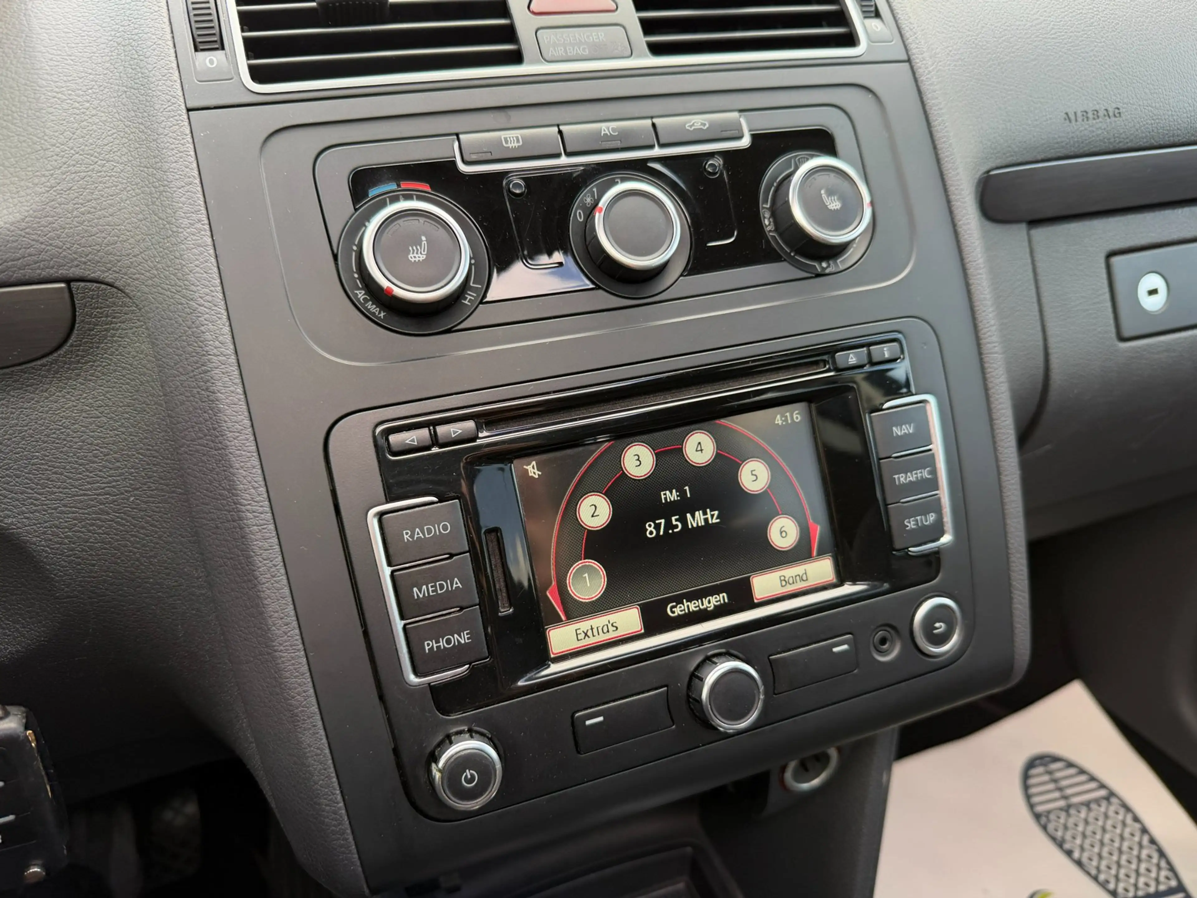 Volkswagen Touran 1.4 TSI Highline DSG l PANO l TREKHAAK — photo 7