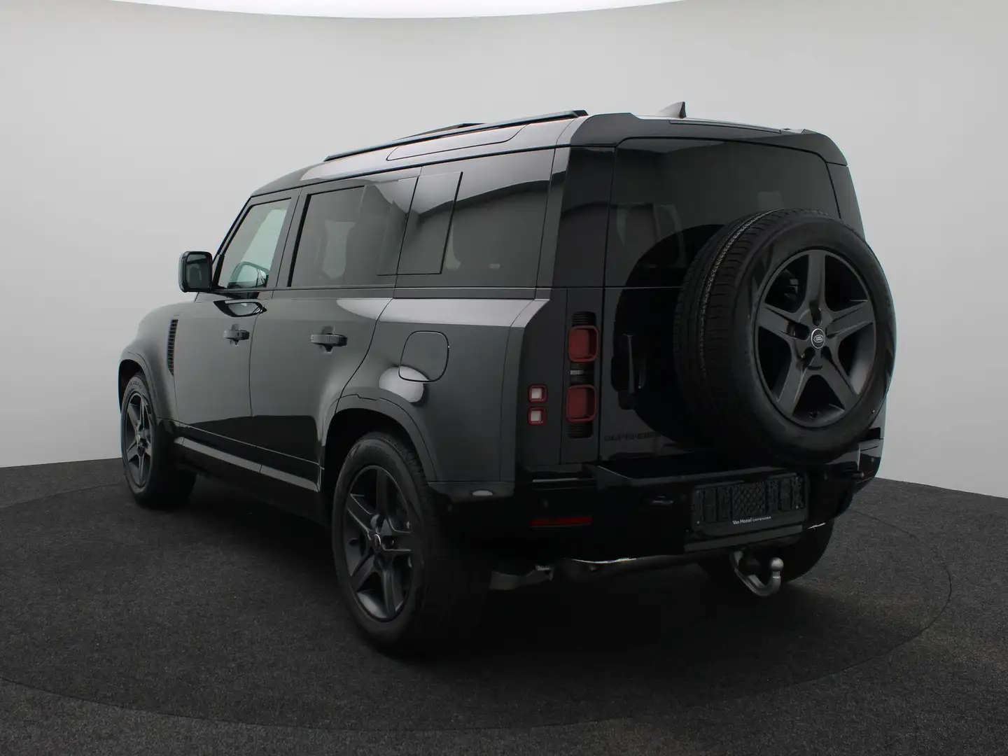 Land Rover Defender 2.0 P300e 110 X-Dynamic SE Zwart - 2