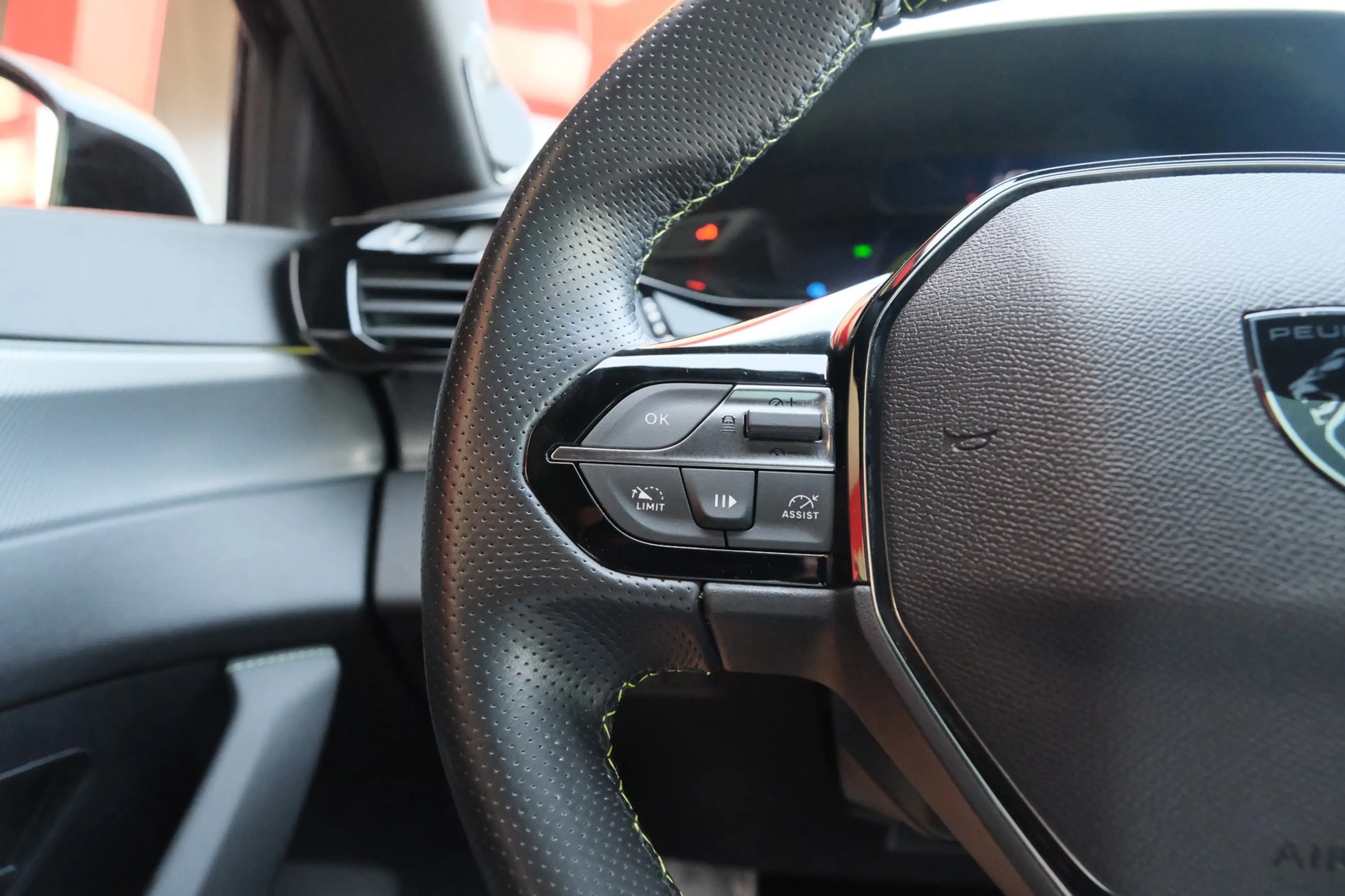 Peugeot 408 1.6 HYbrid GT 225 EAT8 First Edition — photo 17