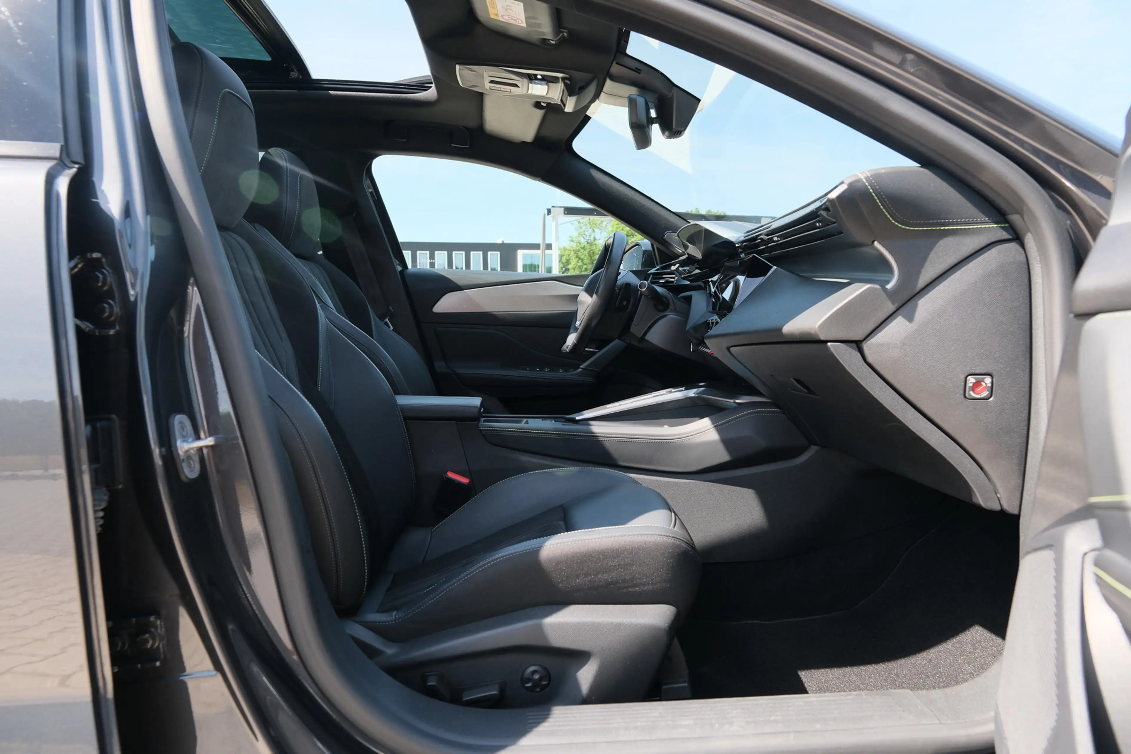 Peugeot 408 1.6 HYbrid GT 225 EAT8 First Edition — photo 33