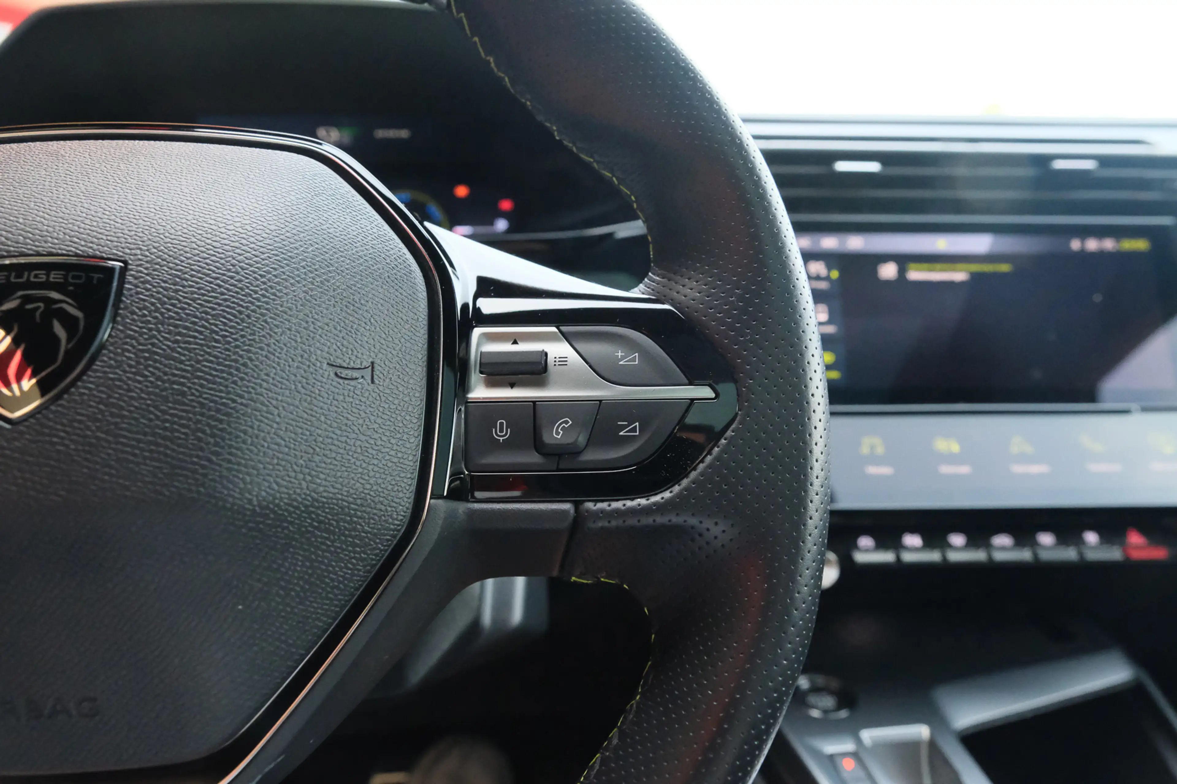 Peugeot 408 1.6 HYbrid GT 225 EAT8 First Edition — photo 18
