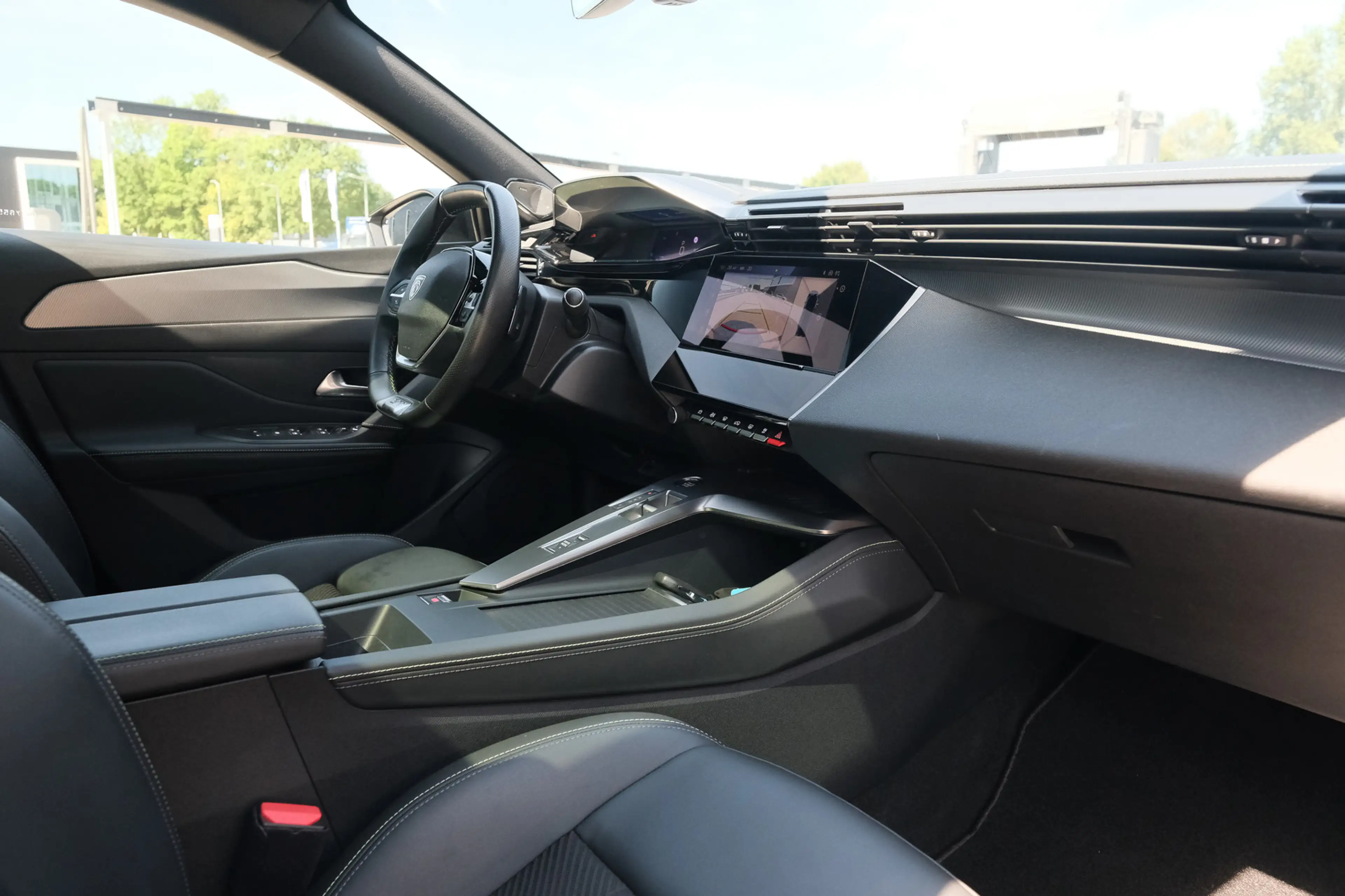 Peugeot 408 1.6 HYbrid GT 225 EAT8 First Edition — photo 35