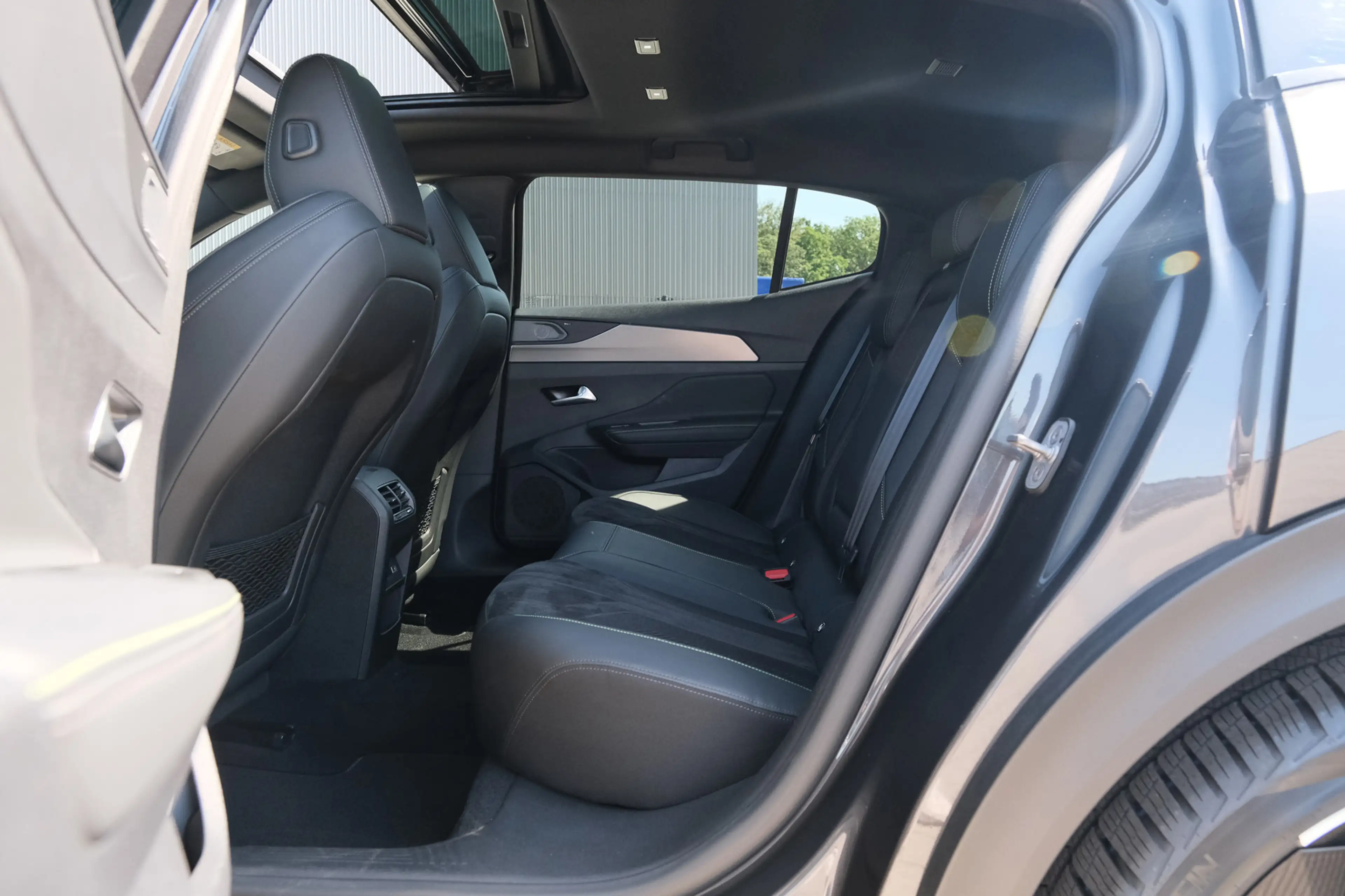 Peugeot 408 1.6 HYbrid GT 225 EAT8 First Edition — photo 37