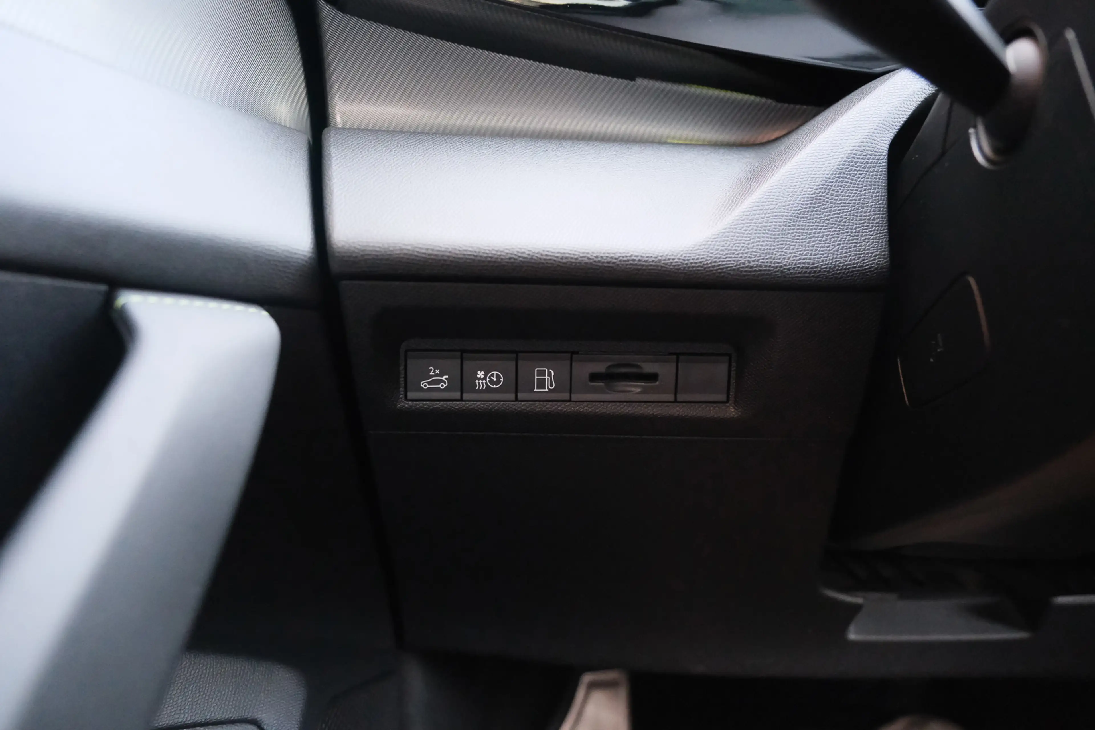 Peugeot 408 1.6 HYbrid GT 225 EAT8 First Edition — photo 21