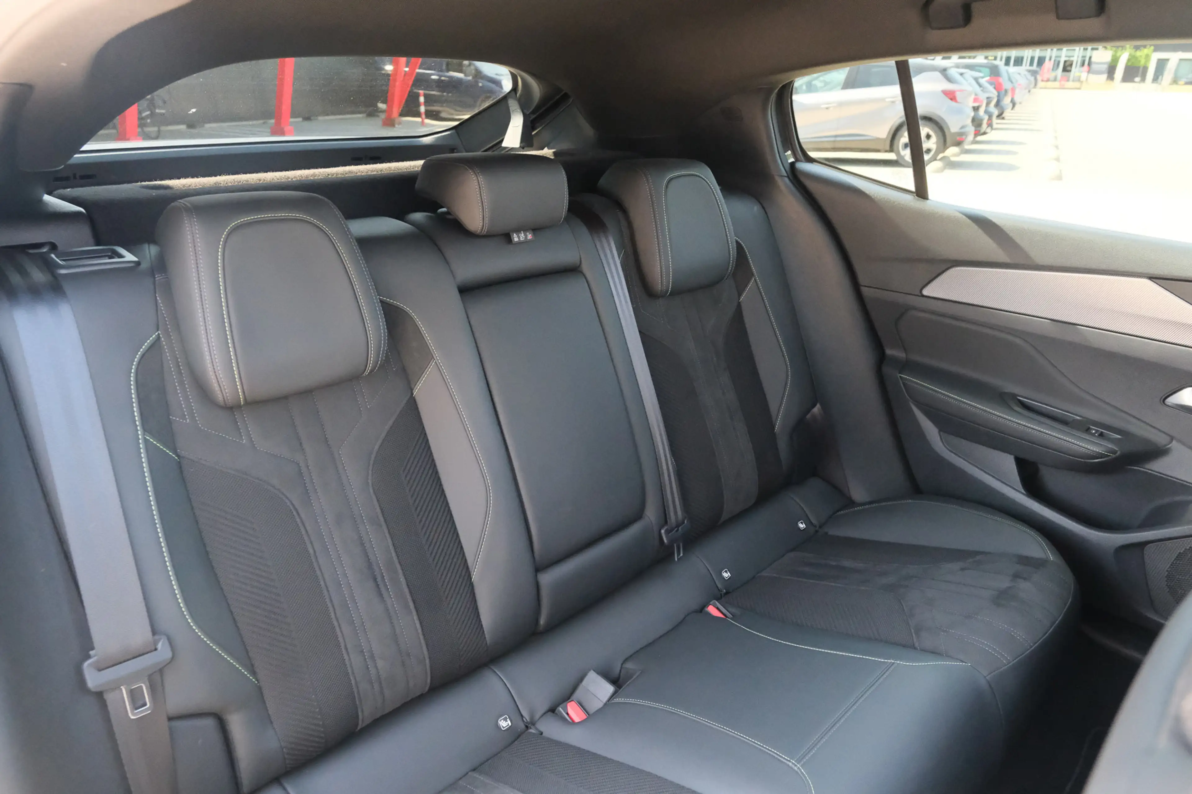 Peugeot 408 1.6 HYbrid GT 225 EAT8 First Edition — photo 38
