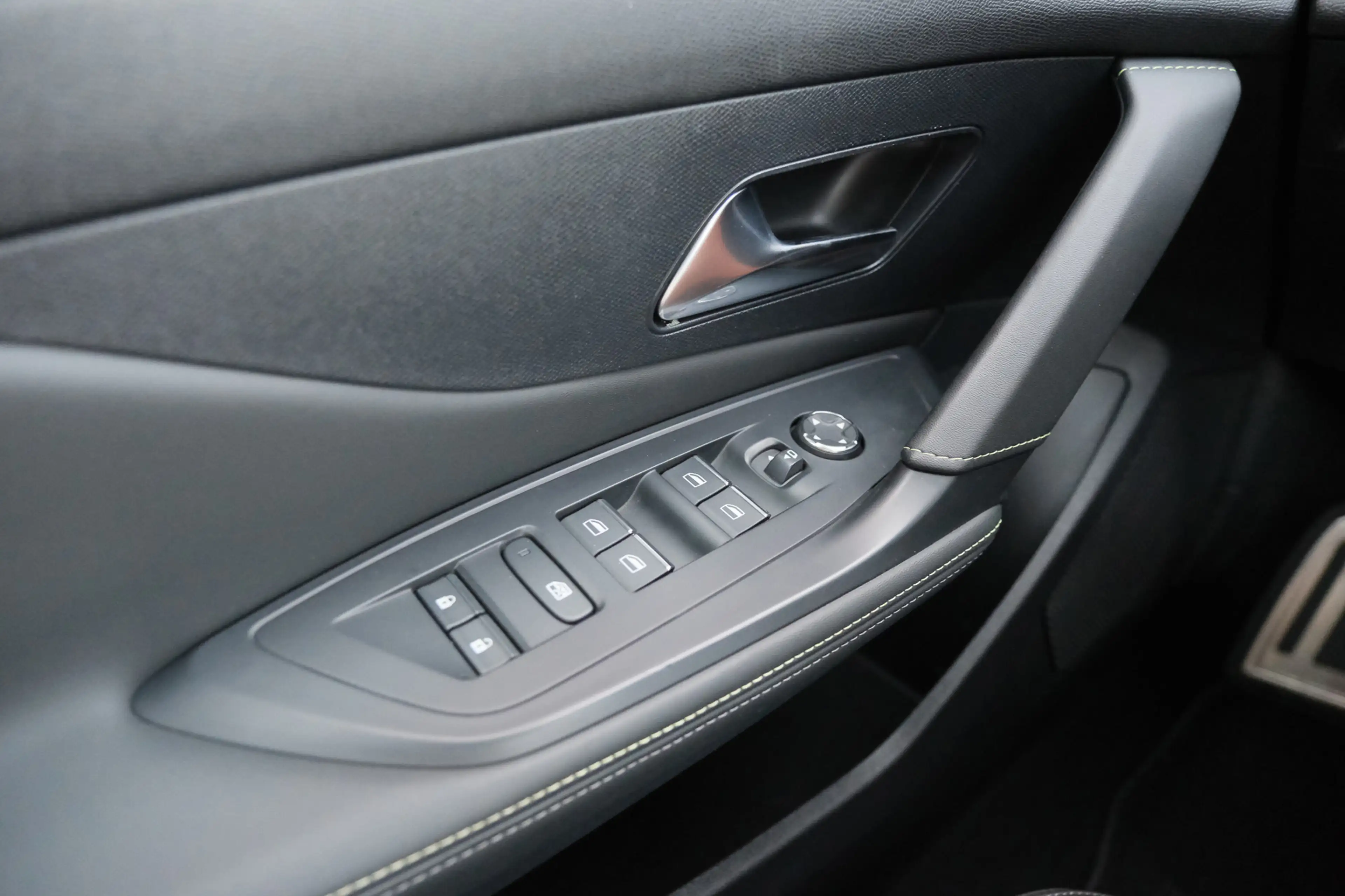 Peugeot 408 1.6 HYbrid GT 225 EAT8 First Edition — photo 22