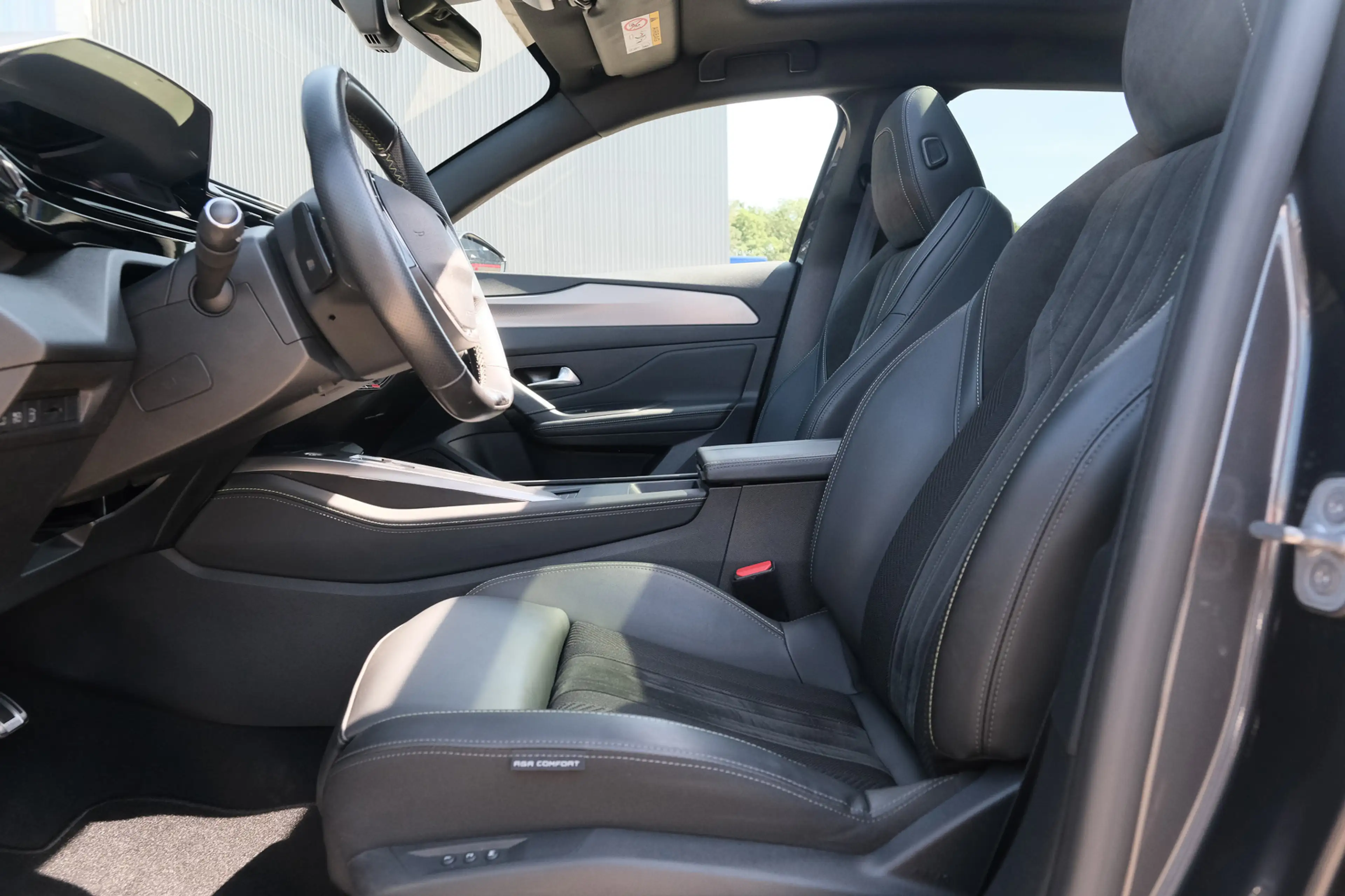 Peugeot 408 1.6 HYbrid GT 225 EAT8 First Edition — photo 31