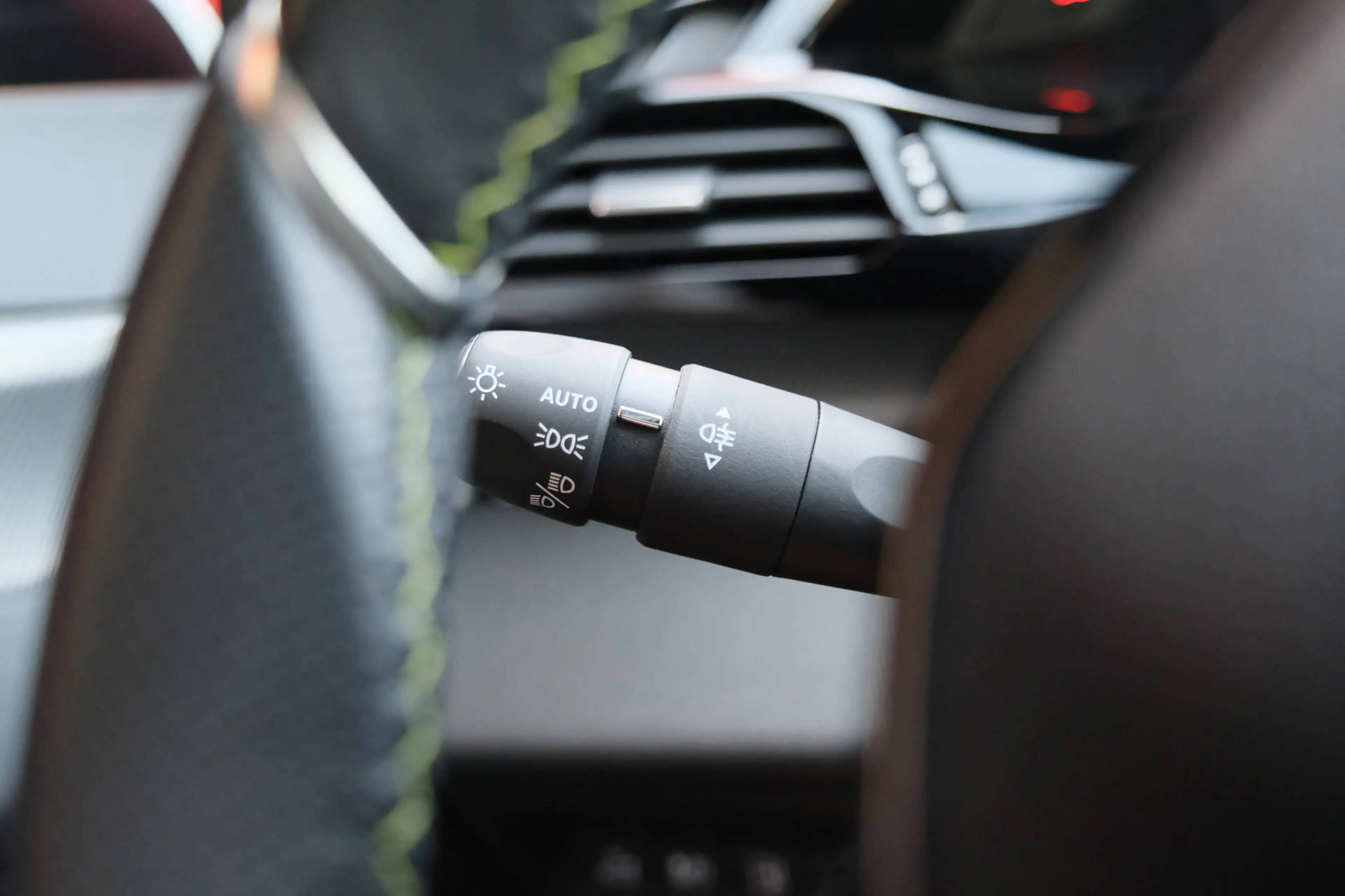 Peugeot 408 1.6 HYbrid GT 225 EAT8 First Edition — photo 19