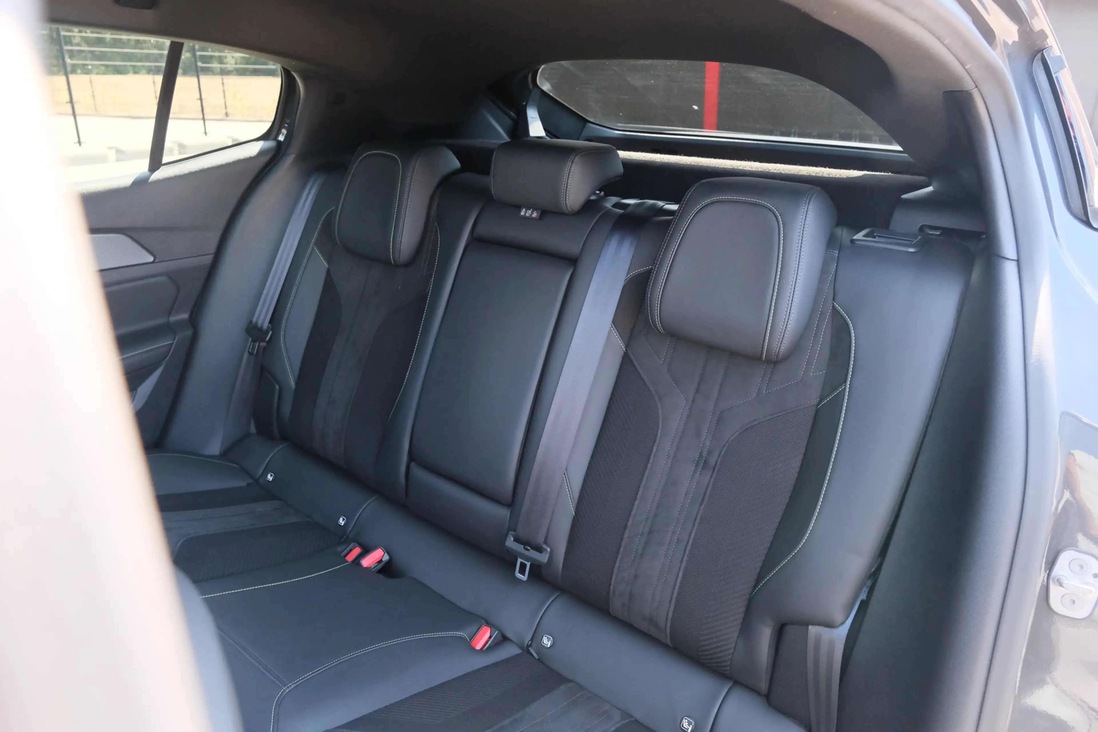 Peugeot 408 1.6 HYbrid GT 225 EAT8 First Edition — photo 39