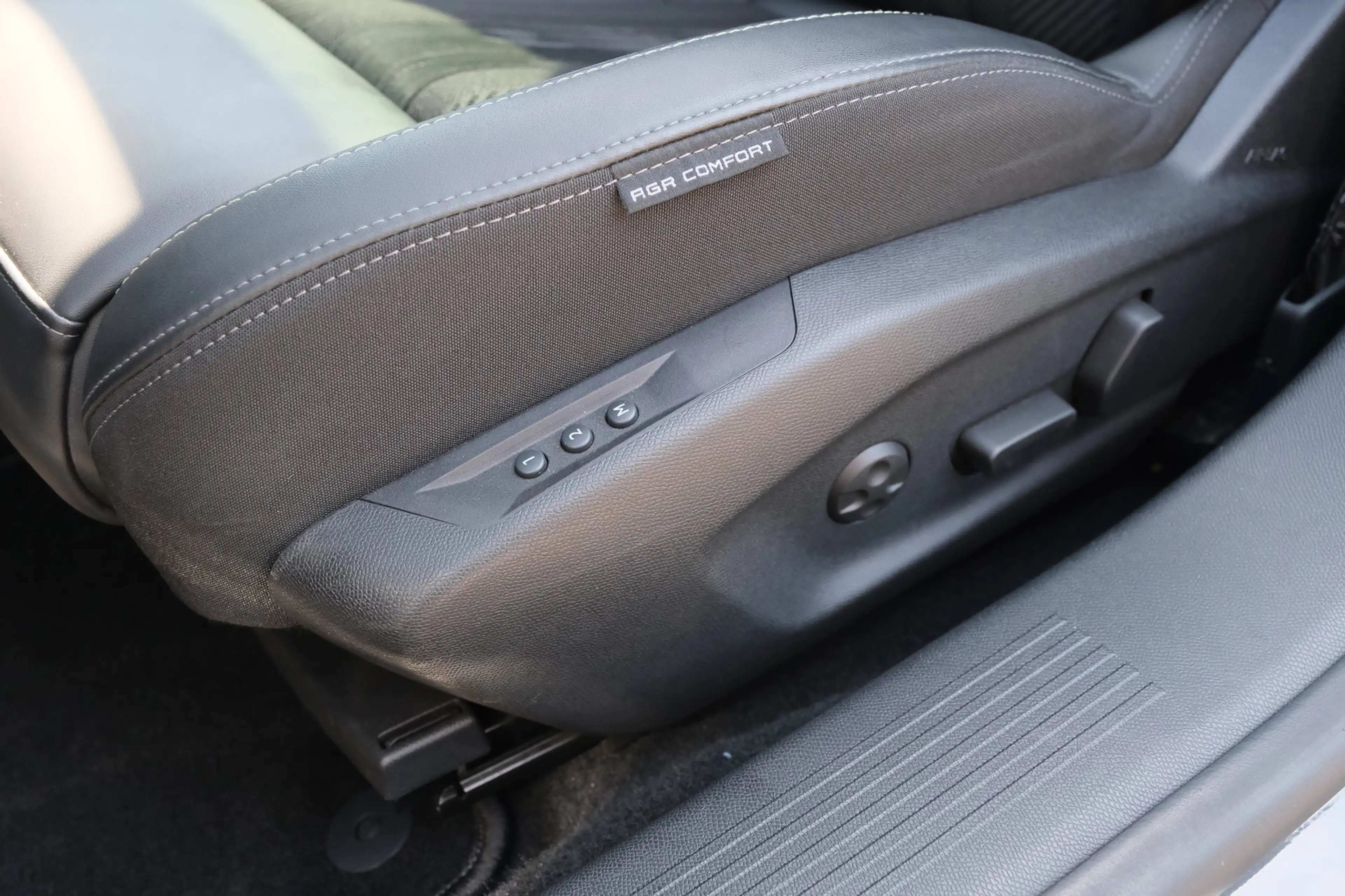 Peugeot 408 1.6 HYbrid GT 225 EAT8 First Edition — photo 8