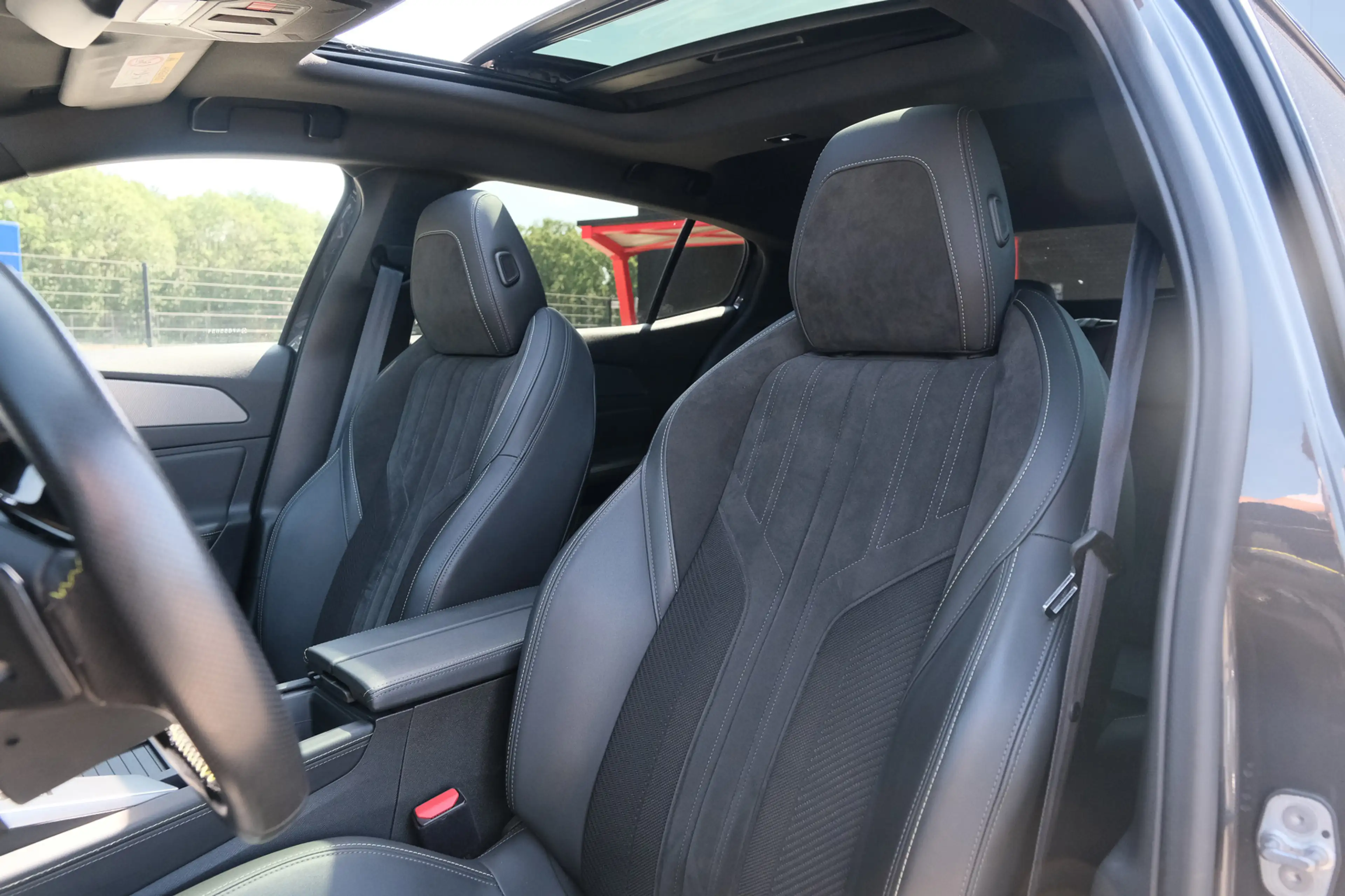 Peugeot 408 1.6 HYbrid GT 225 EAT8 First Edition — photo 32