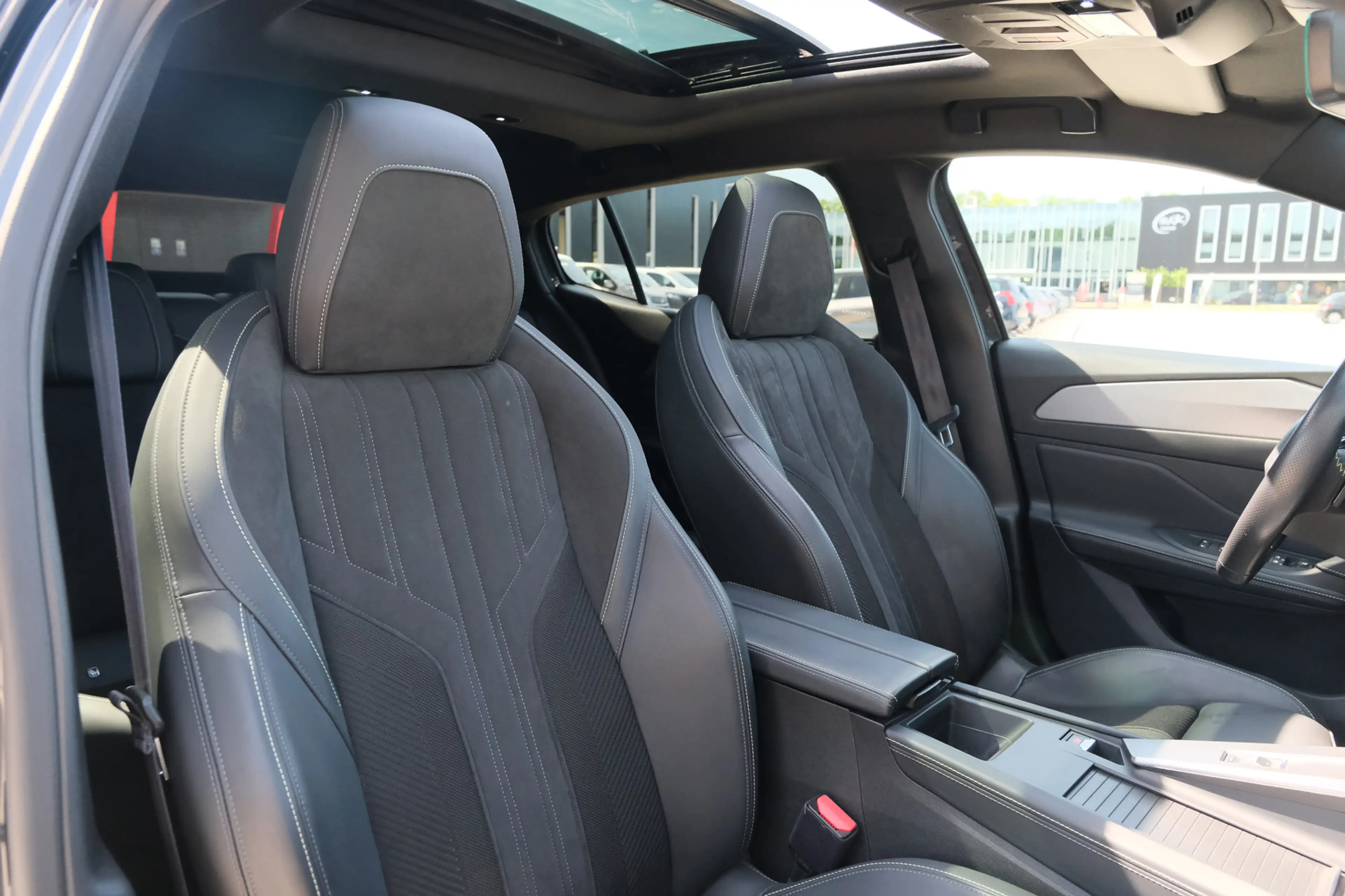 Peugeot 408 1.6 HYbrid GT 225 EAT8 First Edition — photo 34