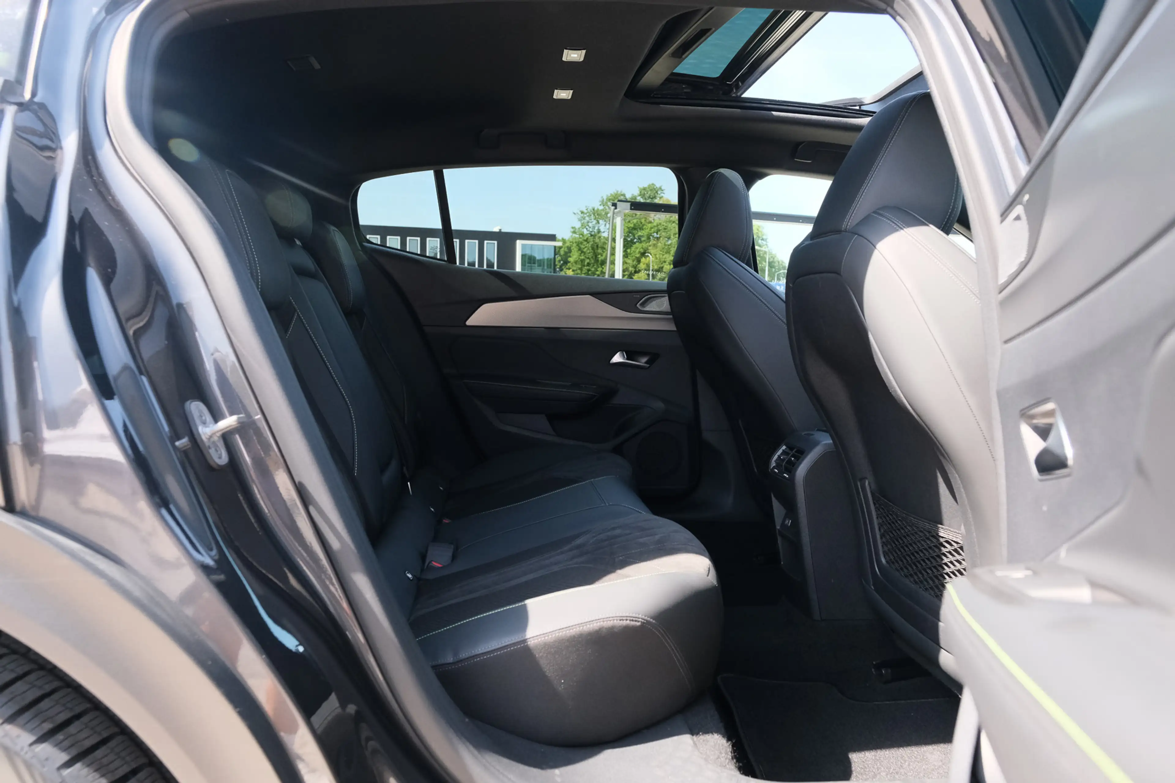 Peugeot 408 1.6 HYbrid GT 225 EAT8 First Edition — photo 36