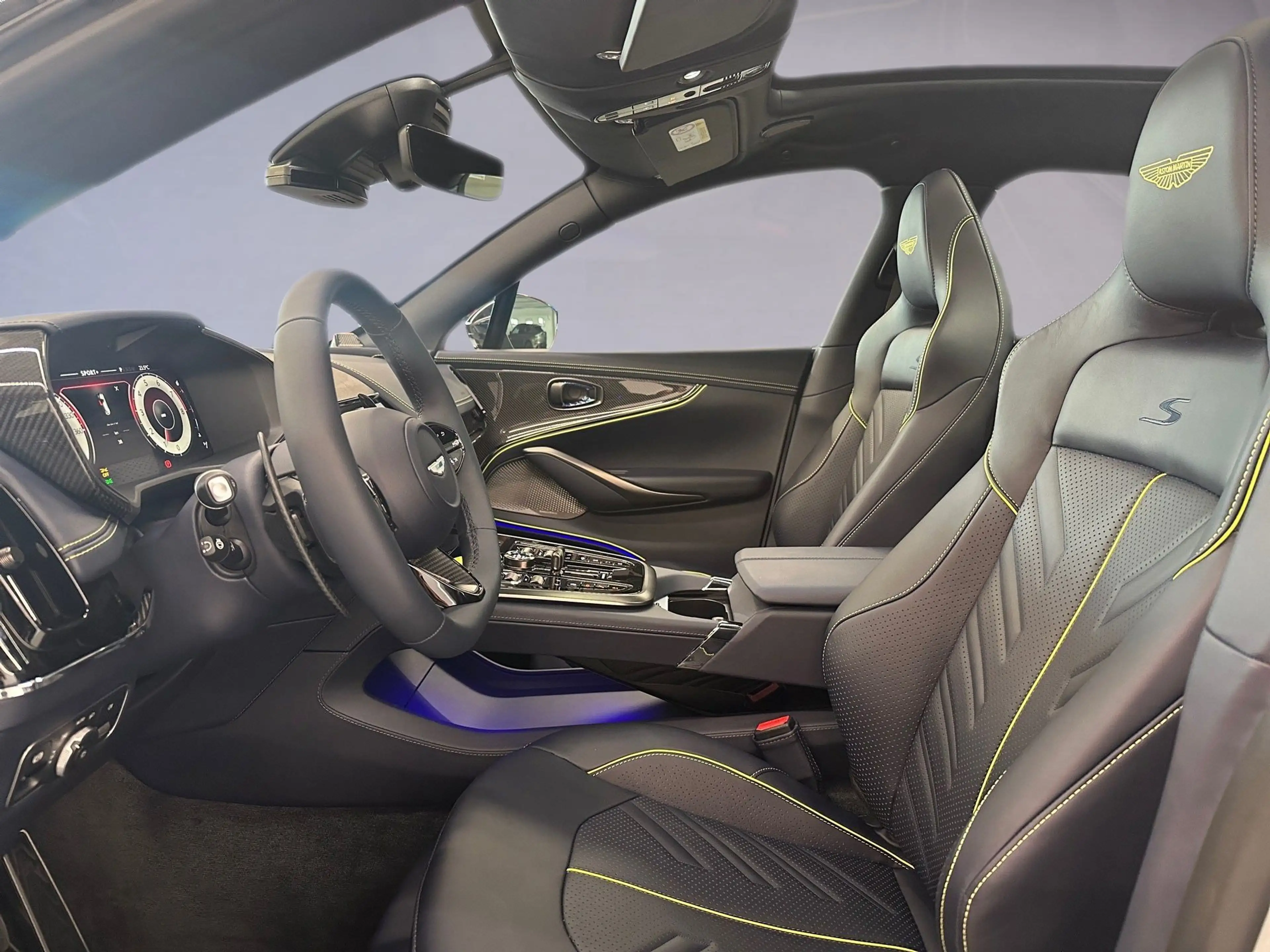 Aston Martin DBX S / Apex Grey / B&W / CF-Interior Pack / — photo 8
