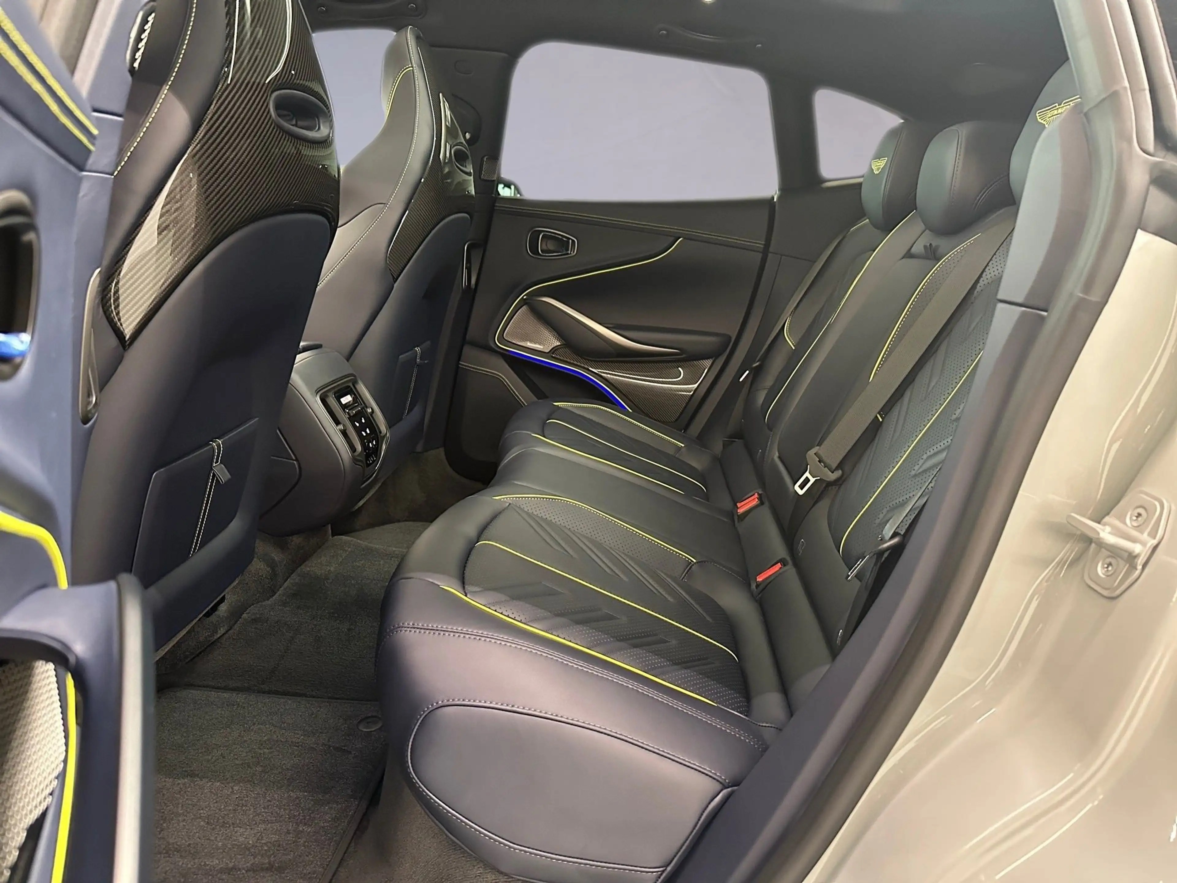 Aston Martin DBX S / Apex Grey / B&W / CF-Interior Pack / — photo 13