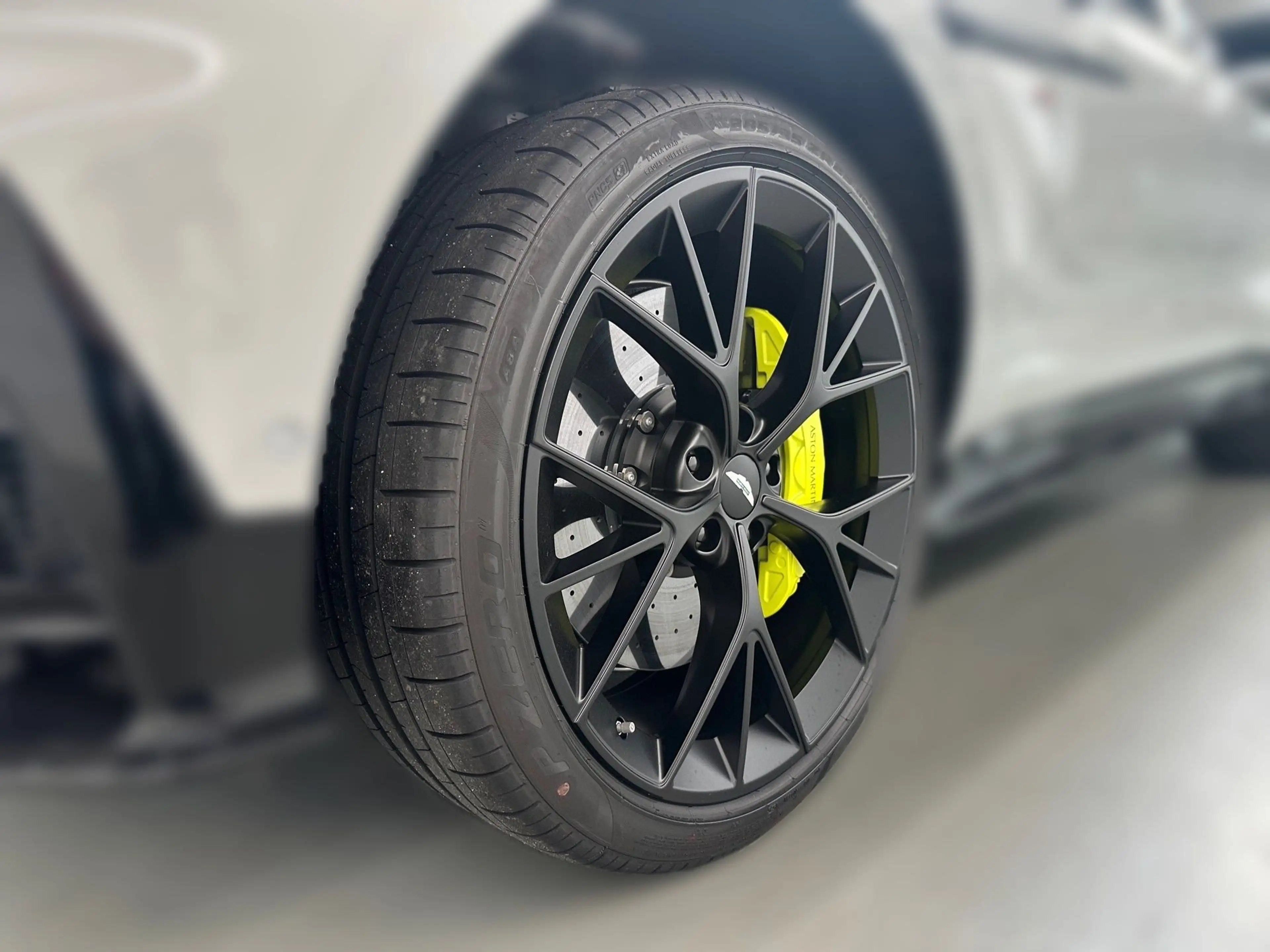 Aston Martin DBX S / Apex Grey / B&W / CF-Interior Pack / — photo 6