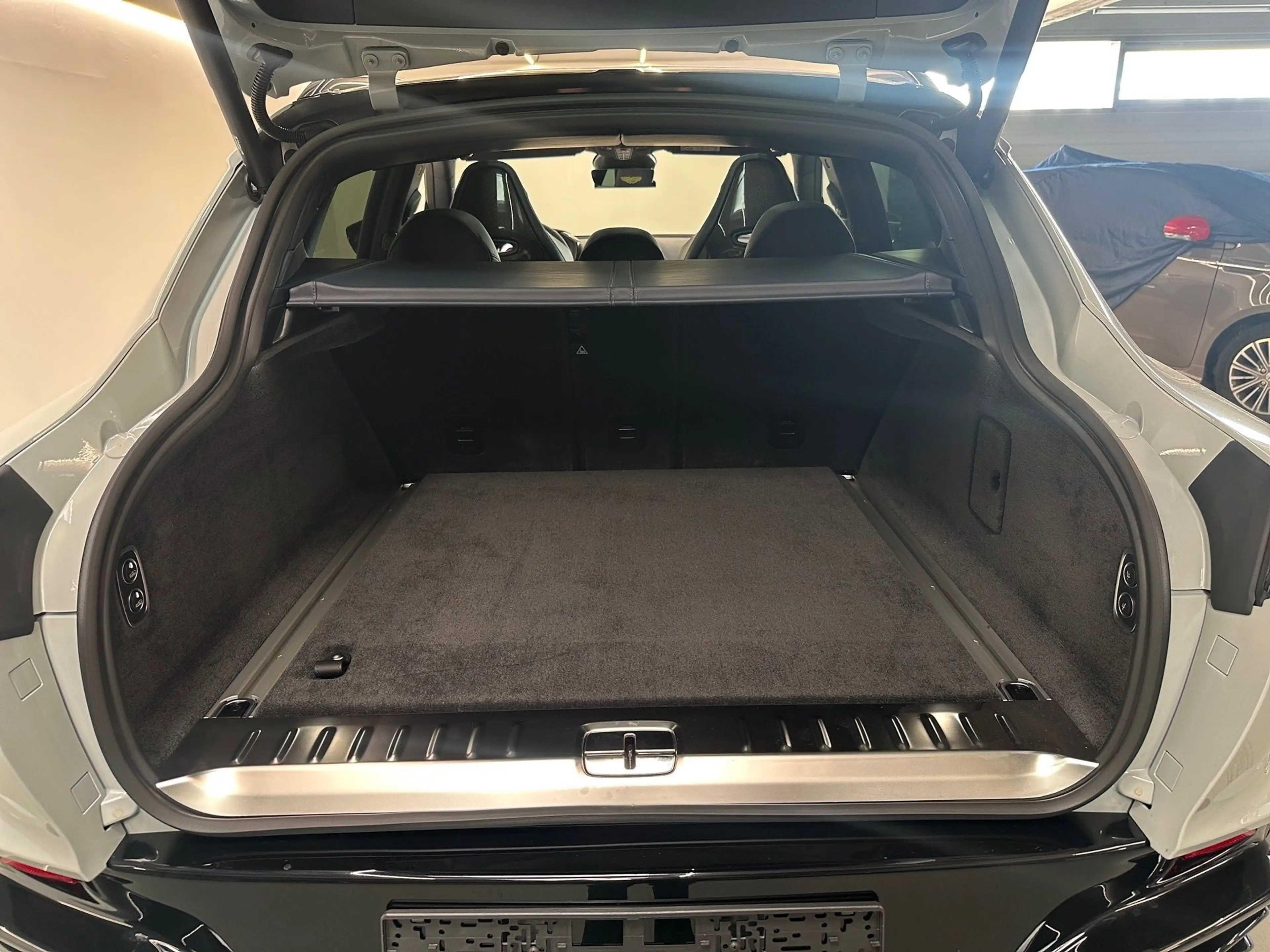 Aston Martin DBX S / Apex Grey / B&W / CF-Interior Pack / — photo 14