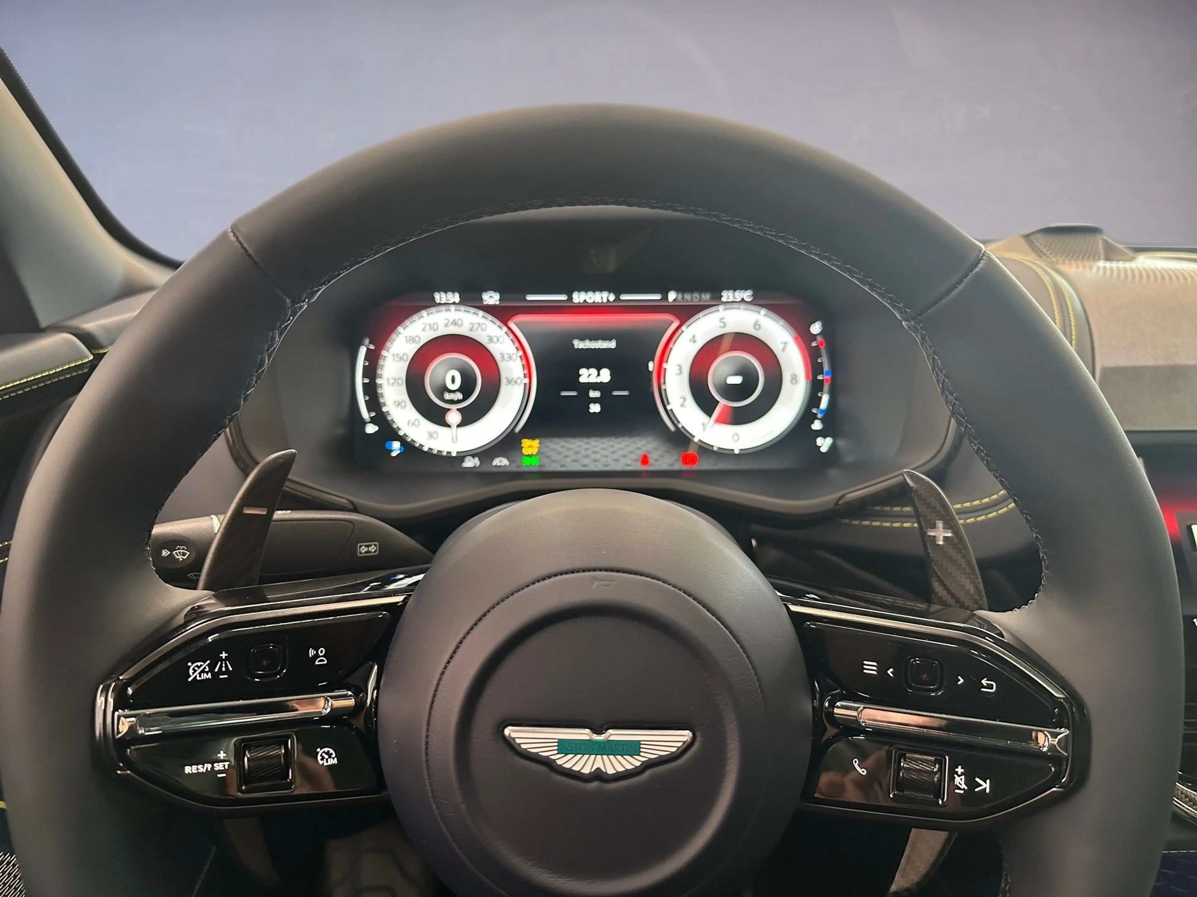 Aston Martin DBX S / Apex Grey / B&W / CF-Interior Pack / — photo 10