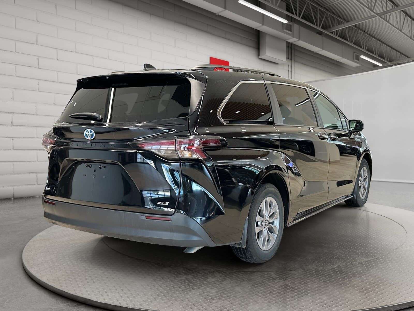 2025 Toyota Sienna XLE FWD | LOW KMs | Heated Seats, Sunroof, Back Up — снимка 1